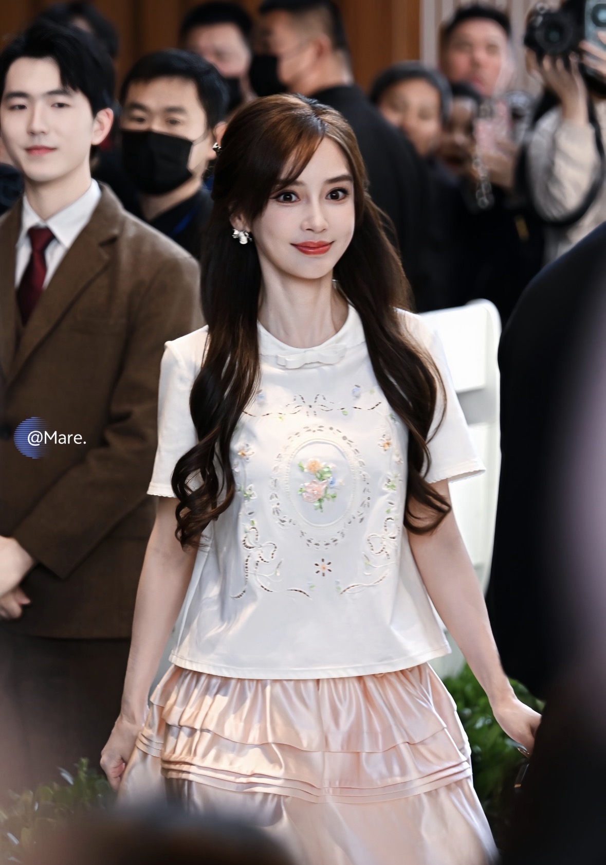 NO:929237,26 spring and summer new products  Exclusively customized Angelababy's same style off-white short-sleeved top, full of a gentle and sweet atmosphere. The neckline is decorated with exquisite bows, and the body is hand-made floral embroidery with fine sparkling rhinestones, with delicate and smart details. The soft flared short-sleeves modify the arm lines, the fabric is soft and skin-friendly, and the version is loose and not flattering on the body shape. It is refreshing and elegant to wear alone, and can be matched with skirts and jeans to easily create a simple and exquisite daily luxury look. Ready-made smL, skirts, jeans, T-shirt,1986090926春夏新品 独家定制Angelababy同款米白短袖上衣,满溢温柔清甜的千金氛围感.领口精致蝴蝶结点缀,衣身手工花卉刺绣搭配细闪烫钻,细节细腻灵动.柔和微喇短袖修饰手臂线条,面料软糯亲肤,版型宽松不挑身形.单穿清爽雅致,搭配半裙、牛仔裤皆适配,轻松打造简约精致的日常轻奢造型.现货smL,,skirts,jeans,T-shirt,,Women's clothing