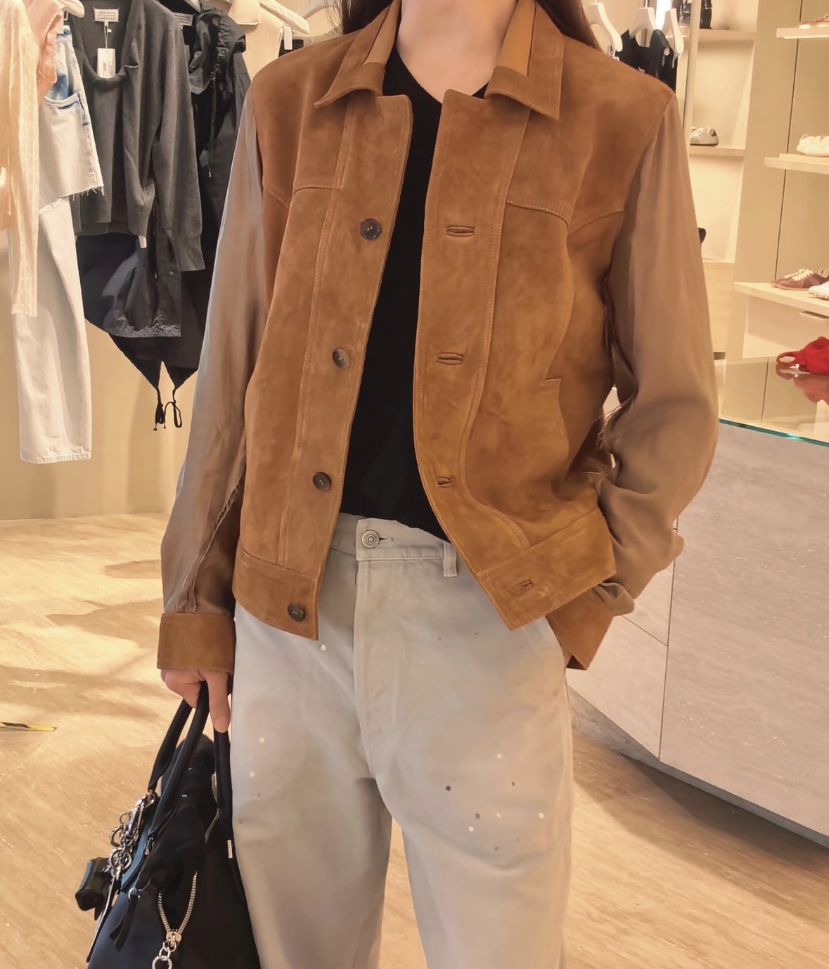 NO:929262,26 new spring and summer jackets exclusively customized  Retro caramel suede spliced short jacket, with American retro relaxed texture. The lapel is matched with leather edging, satin splicing sleeves cleverly enrich the layers, and the matte suede feels delicate and soft. The single row of dark buttons are neat and simple, and the patch pockets on both sides are both practical and practical.  The shape, short version optimizes body proportions. The color is warm and versatile, and it goes well with jeans and skirts, creating a casual and retro high-end dressing atmosphere. In stock, smL, skirts, jeans, jackets  & coats,jackets & coats,chamois leather,1986090926春夏新品 外套 独家定制 复古焦糖麂皮拼接短款夹克,自带美式复古松弛质感.翻领搭配皮质包边,缎面拼接袖巧妙丰富层次,哑光麂皮触感细腻柔和.单排深色纽扣利落简约,两侧贴袋兼顾实用与造型,短版型优化身材比例.色调温润百搭,搭配牛仔裤、半身裙皆出彩,随性打造慵懒复古的高阶穿搭氛围.现货smL,,skirts,jeans,jackets & coats,jackets & coats,chamois leather,,Women's clothing