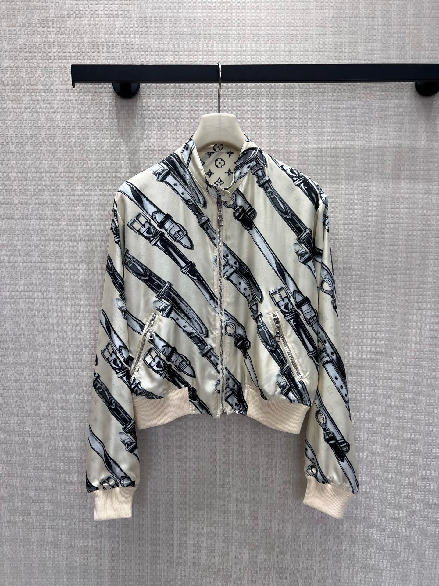 NO:929270,26 spring and summer new products  The same style of L*V double-sided leather belt printed silk jackets worn by celebrities in private servers, Liu Yifei, Ouyang Nana, and Cecilia Cheung took turns to wear different styles. The beige background hand-painted leather belt pattern replicates the brand's leather goods aesthetics, and the inside is full of presbyopic prints hidden ingenuity.  The baseball collar style is loose and slimming. Smooth silk has a soft texture, and metal zippers are embellished with details. It can be worn reversibly to unlock various styles. No extra accessories are needed, and it is easy to wear a low-key and restrained luxury feeling. Ready 36/38/40  Actual detailed pictures,,jackets & coats,real silk,1986090926春夏新品 众星私服同款L*V双面皮带印花真丝夹克,刘亦菲、欧阳娜娜、张柏芝轮番上身演绎不同格调.米底色手绘皮带纹样复刻品牌皮具美学,内里满印老花暗藏巧思,立领棒球版型松弛显瘦.顺滑真丝自带柔光质感,金属拉链点缀细节,正反两穿解锁多样造型,无需多余配饰,轻松穿出低调内敛的豪门高级感.现货36/38/40 实拍细节图,,jackets & coats,real silk,,Women's clothing