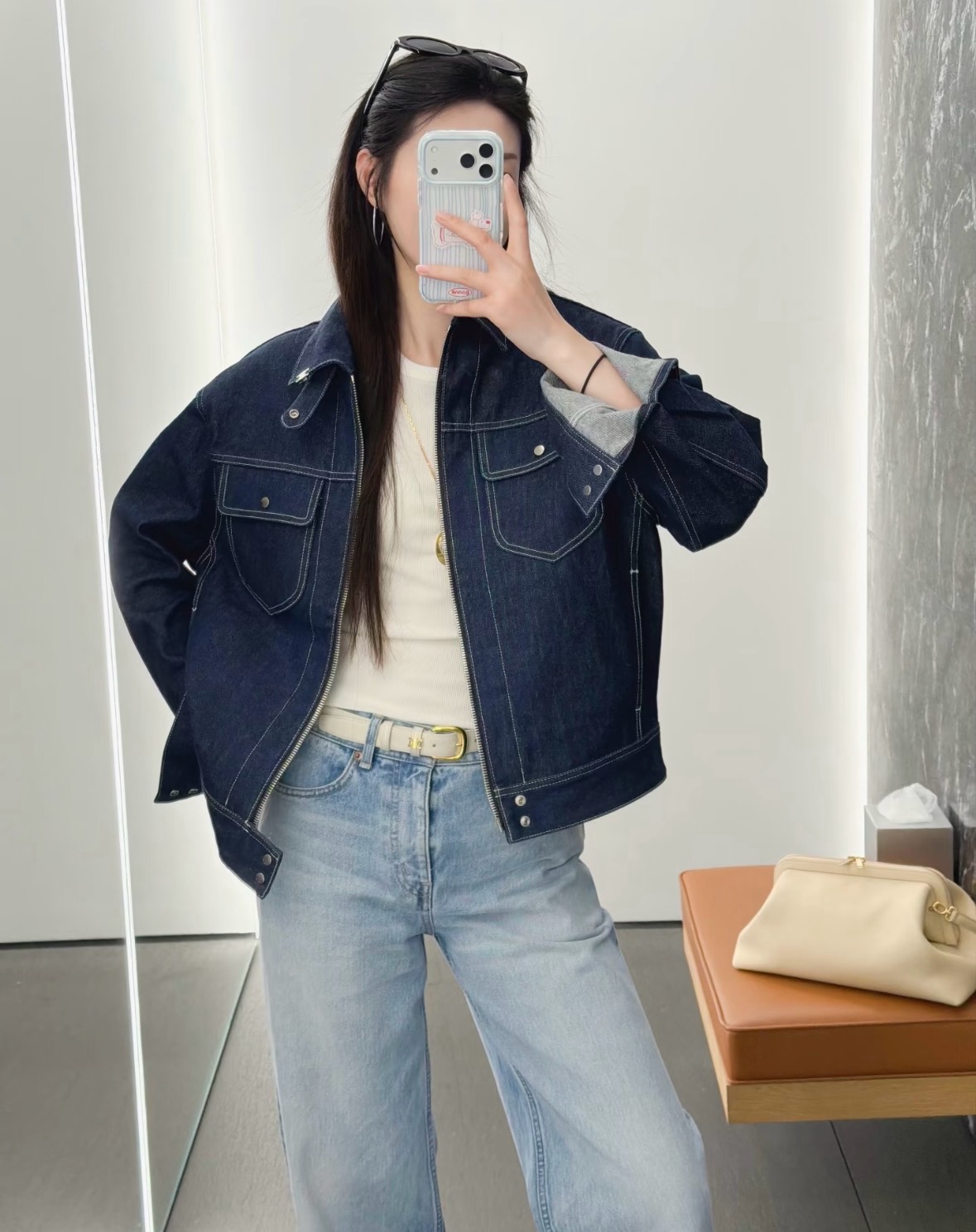 NO:929306,Batch 26 new spring and summer denim jacket  The dark indigo denim comes with a retro filter, and the neat short cut optimizes body proportions. Topstitching outlines the layers, and the double-pocket metal buckle is paired with a centered zipper fly to weaken the heavy feeling of work clothes. The stiff cotton material is shaped but not soft, simple and without redundancy.  The design is suitable for both commuting and leisure. Pair it casually with a skirt or denim of the same color, and easily achieve a relaxed and high-end Parisian atmosphere. One piece can be worn in many seasons. In stock 36/38/40, skirts, jackets  & coats,19860909批 26春夏新品 牛仔外套 深靛原色丹宁自带复古滤镜,利落短款剪裁优化身材比例.明线车缝勾勒层次,双袋金属扣搭配居中拉链门襟,弱化工装厚重感.硬挺棉料塑形不软塌,简约无冗余设计,通勤休闲皆适配.随性搭配裙装或同色系牛仔,轻松拿捏松弛高级的巴黎氛围,一件贯穿多季穿搭.现货36/38/40,,skirts,jackets & coats,,Women's clothing