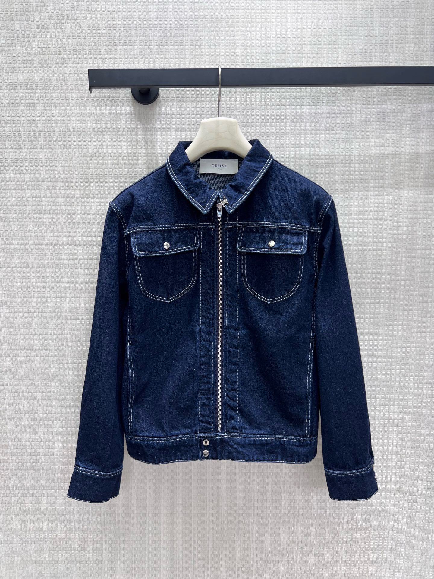 NO:929302,Batch 26 new spring and summer denim jacket  The dark indigo denim comes with a retro filter, and the neat short cut optimizes body proportions. Top-stitching stitching outlines the layers, and the double-pocket metal buckle is paired with a centered zipper fly to weaken the heavy feeling of work clothes. The stiff cotton material is shaped but not soft, and the design is simple and without redundancy.  Suitable for both commuting and leisure. Pair it casually with a skirt or denim of the same color, and easily achieve the relaxed and high-end Parisian atmosphere. One piece can be worn in many seasons. Ready-made 36/38/40 real shot details, skirts, jackets  & coats,19860909批 26春夏新品 牛仔外套 深靛原色丹宁自带复古滤镜,利落短款剪裁优化身材比例.明线车缝勾勒层次,双袋金属扣搭配居中拉链门襟,弱化工装厚重感.硬挺棉料塑形不软塌,简约无冗余设计,通勤休闲皆适配.随性搭配裙装或同色系牛仔,轻松拿捏松弛高级的巴黎氛围,一件贯穿多季穿搭.现货36/38/40实拍细节图,,skirts,jackets & coats,,Women's clothing