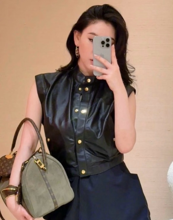 NO:929287,26 new spring and summer lambskin vest  The matte texture has a retro cool tone. The neat small stand-up collar is matched with metal gold buckles. The contrasting color details enhance the sophistication. The symmetrical pockets are decorated with hardware of the same color, which is simple yet recognizable. The short cut optimizes the proportion of the upper and lower body, and the sleeveless version is suitable for layering linings.  T-shirt, long-sleeved. The crisp version modifies the figure and can be used for both commuting and leisure. The low-key and luxurious texture makes it easy to create a casual and advanced retro modern outfit. In stock 36/38/40, shirts, sheepskin,1986090926春夏新品 小羊皮马甲 哑光肌理自带复古酷调.利落小立领搭配金属金扣,撞色细节提升精致度,对称口袋点缀同色系五金,简约不失辨识度.短款剪裁优化上下身比例,无袖版型适配叠穿衬衫、长袖.挺括版型修饰身形,通勤休闲皆可驾驭,低调轻奢质感,轻松打造随性高级的复古摩登穿搭.现货36/38/40,,shirts,sheepskin,,Women's clothing