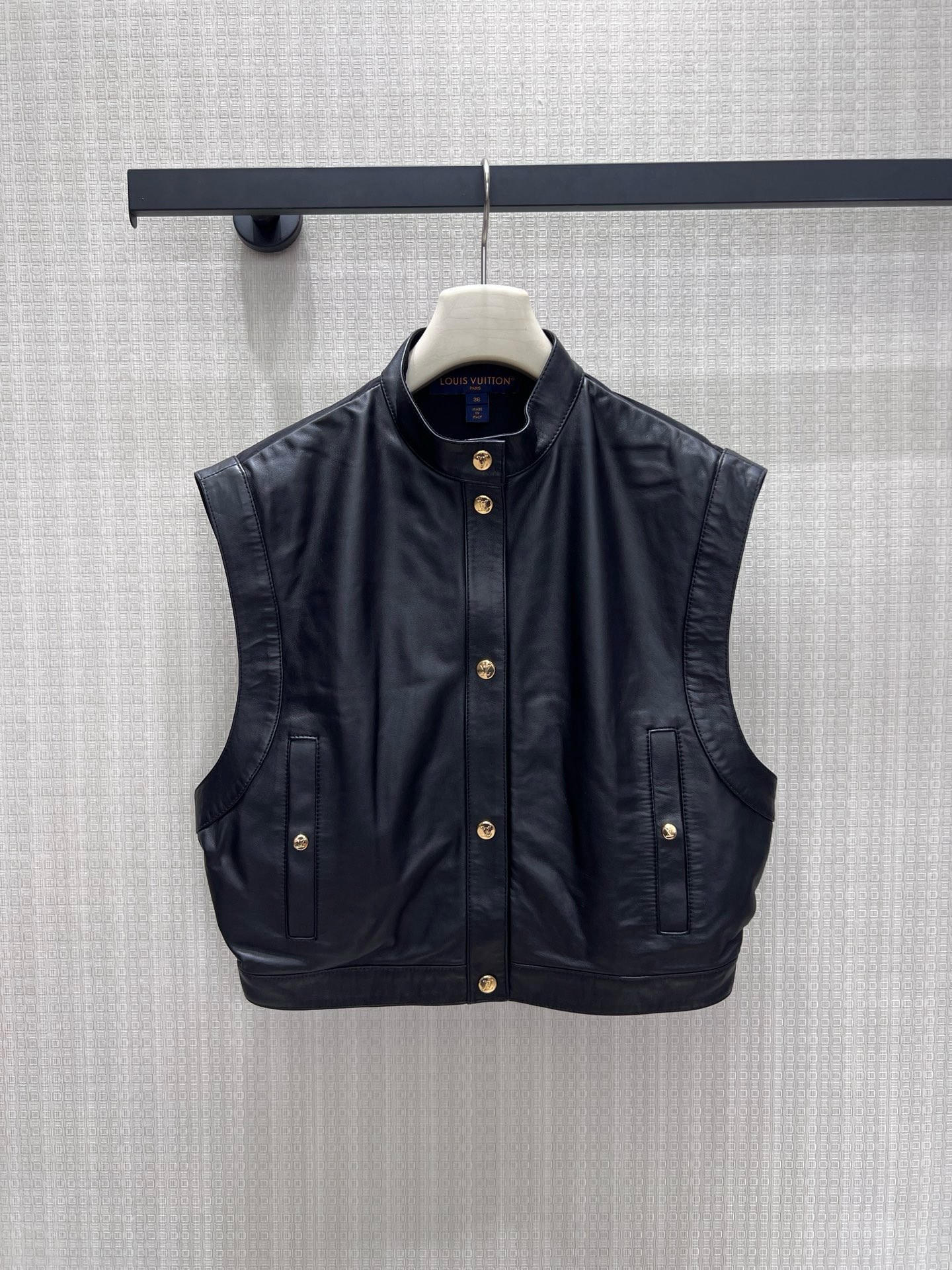 NO:929281,26 new spring and summer lambskin vest  The matte texture has a retro cool tone. The neat small stand-up collar is matched with metal gold buckles, and contrasting details enhance sophistication. The symmetrical pockets are decorated with hardware of the same color, which is simple and yet recognizable. The short cut optimizes the proportions of the upper and lower body, and the sleeveless version is suitable for layered shirts and long sleeves. The crisp version modifies the figure and can be used for commuting and leisure. The low-key and luxurious texture makes it easy to create a casual and advanced retro modern outfit. In stock 36/38/40  Actual detailed pictures, shirts, sheepskin,1986090926春夏新品 小羊皮马甲 哑光肌理自带复古酷调.利落小立领搭配金属金扣,撞色细节提升精致度,对称口袋点缀同色系五金,简约不失辨识度.短款剪裁优化上下身比例,无袖版型适配叠穿衬衫、长袖.挺括版型修饰身形,通勤休闲皆可驾驭,低调轻奢质感,轻松打造随性高级的复古摩登穿搭.现货36/38/40 实拍细节图,,shirts,sheepskin,,Women's clothing