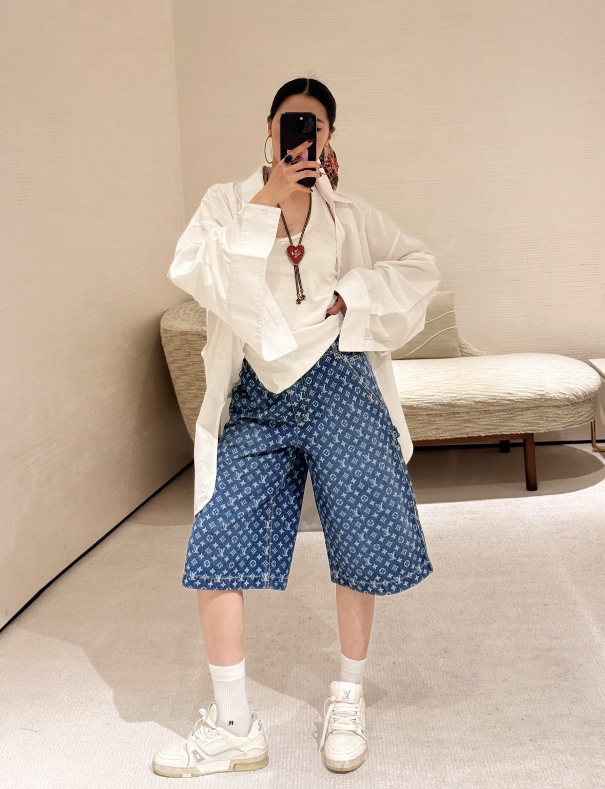 NO:931053,26 spring and summer new products L*V full-print presbyopia denim mid-length pants, with a retro washed blue tone that is soft and layered, and an all-over dark pattern logo that low-key highlights the brand's texture. The straight-leg five-quarter length pants modify the leg line, the high-waist design elongates the proportion, and the side work pockets add a casual accent. The stiff denim fabric is three-dimensional and not easy to collapse, suitable for all kinds of simple tops, easily creating light luxury street wear, and full of daily fashion. Ready in stock smL,,1986090926春夏新品 L*V满印老花牛仔五分中裤,复古水洗蓝调柔和有层次,通体暗纹标识低调彰显品牌质感.直筒五分裤型修饰腿部线条,高腰设计拉长比例,侧边工装口袋增添随性腔调.硬挺牛仔面料版型立体不易塌,适配各类简约上衣,轻松打造街头轻奢穿搭,日常时髦度拉满.现货smL,,,Women's clothing
