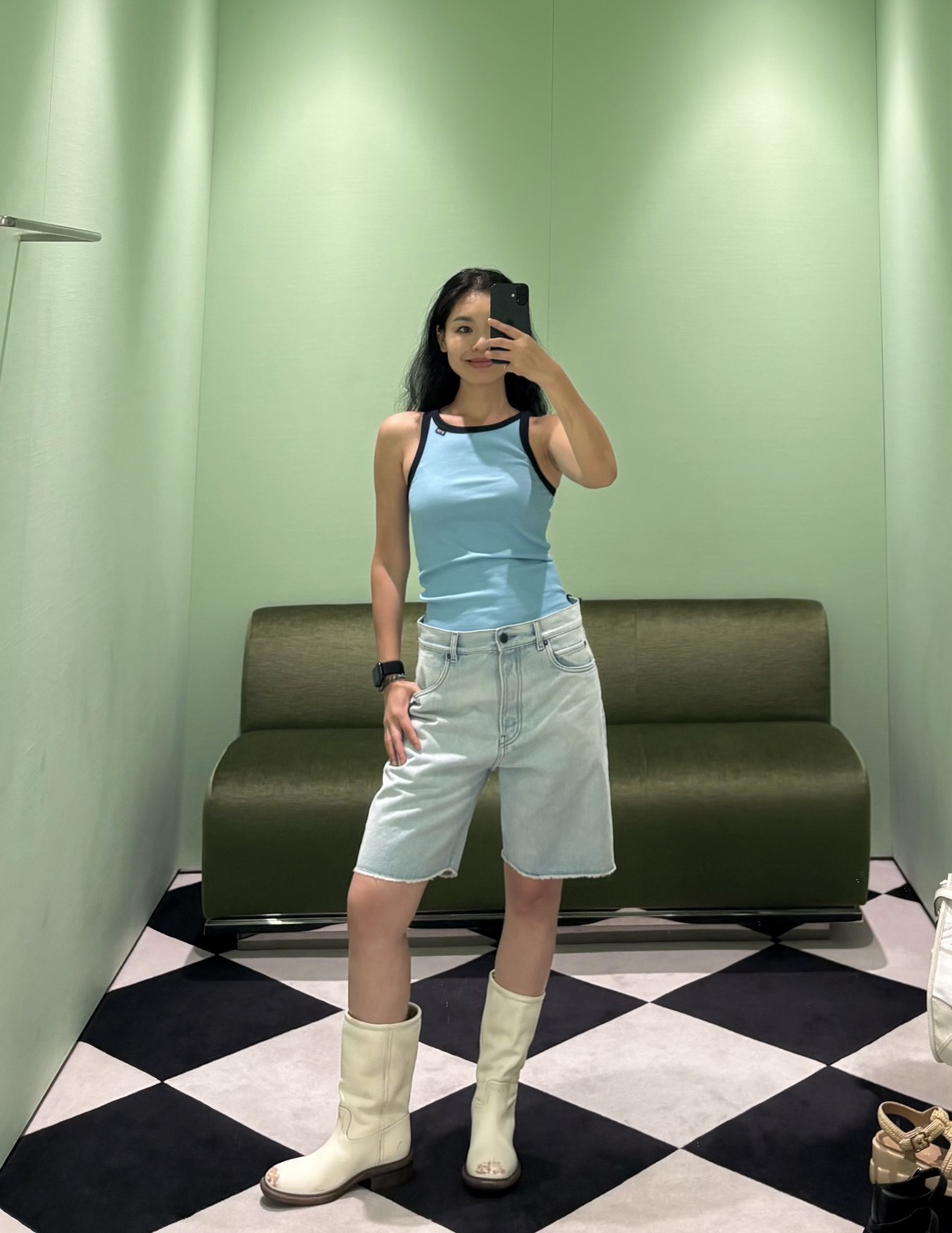 NO:931136,Batch 26 spring and summer new products  Pra** washed light blue denim shorts have the right balance between retro elegance and casual casualness. The high-waisted straight version accommodates all body shapes, the soft distressed wash weakens the heaviness of the denim, and the delicate raw edges reveal lazy details. The iconic pocket hardware is a low-key statement piece  Brand recognition, light ice blue has a cooling texture, paired with a knitted short top and a mint green handbag, the whole set is clean and high-end in the same light color. It is a versatile, durable and timeless light luxury item in the spring and summer wardrobe. In stock, smL, prada, shorts,19860909批 26春夏新品 Pra**水洗浅蓝牛仔中短裤,把复古优雅与休闲随性平衡得恰到好处.高腰直筒版型包容各类身形,柔和做旧水洗弱化牛仔厚重感,细腻毛边裤脚流露慵懒细节.标志性口袋五金低调彰显品牌辨识度,浅淡冰蓝自带降温质感,搭配针织短上衣与薄荷绿手提包,整套同浅色系穿搭干净高级,是春夏衣橱里百搭耐看、永不过时的轻奢单品.现货smL,,prada,shorts,,Women's clothing