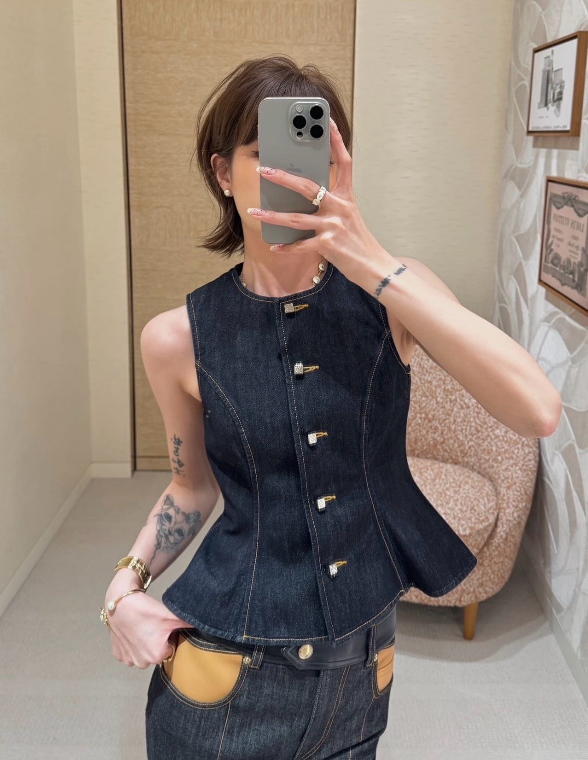 NO:932360,New denim vest for spring and summer 26, with a neat round neckline that outlines slender shoulders and neck, and topstitching to enhance three-dimensional tailoring. The iconic metal square buckles are arranged vertically, and the waist-cinching fishtail hem accurately modifies the waistline, easily creating a three-to-seven proportion. Hard.  The stiff denim fabric has its own shaping effect. It is cool and retro with the texture of a big-name brand. It can be worn alone or layered. It combines French casualness and retro workwear atmosphere, and has a high level of recognition for daily outings. In stock 36/38/40,,1986090926春夏新品牛仔马甲,利落圆领勾勒纤细肩颈,明线走线强化立体剪裁.标志性金属方扣纵向排开,收腰鱼尾下摆精准修饰腰线,轻松打造三七分比例.硬挺牛仔面料自带塑形效果,酷飒复古兼具大牌质感,单穿叠搭皆出彩,融合法式随性与复古工装氛围,日常出街自带高级辨识度.现货36/38/40,,,Women's clothing