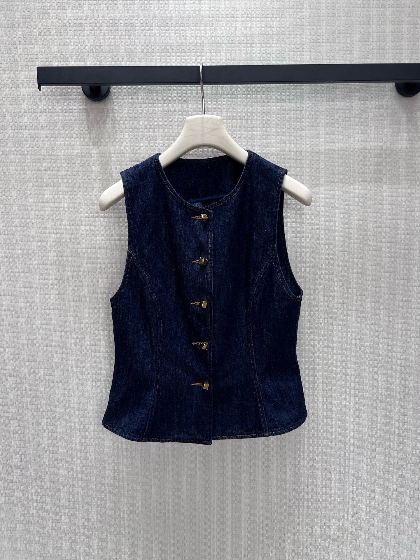 NO:932353,26 spring and summer new denim vest, with a neat round neckline that outlines slender shoulders and neck, and topstitching to enhance three-dimensional tailoring. The iconic metal square buckles are arranged vertically, and the waist-cinching fishtail hem accurately modifies the waistline, easily creating a three-to-seven ratio. Stiff and beefy  The denim fabric has its own shaping effect, and is cool and retro with the texture of a big-name brand. It can be worn alone or layered. It combines French casualness and retro workwear atmosphere, and has high-level recognition for daily street use. Real-time photos of 36/38/40 in stock,1986090926春夏新品牛仔马甲,利落圆领勾勒纤细肩颈,明线走线强化立体剪裁.标志性金属方扣纵向排开,收腰鱼尾下摆精准修饰腰线,轻松打造三七分比例.硬挺牛仔面料自带塑形效果,酷飒复古兼具大牌质感,单穿叠搭皆出彩,融合法式随性与复古工装氛围,日常出街自带高级辨识度.现货36/38/40实拍细节图,,,Women's clothing