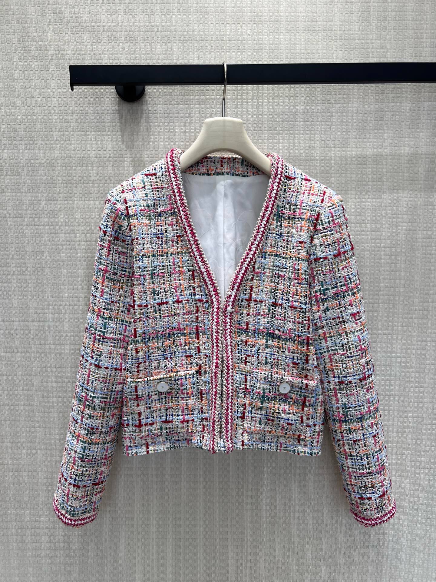 NO:932393,26 spring and summer new products  Cha** high-end handmade tweed creates a French short coat. Multi-color yarns interweave to create a rich mottled texture. The rose red webbing edge softly brightens the whole. The collarless V-shaped line modifies the neck, and the pearl round buckle and symmetrical pockets balance the design. The stiff fabric has a shaping effect, and the short cut lengthens the proportion of the lower body. It can be used for commuting and dating. It is unobtrusive but has a noble texture, interpreting the timeless elegance of Xiaoxiang. In stock 36/38/40  Actual detailed pictures, jackets & coats,1986090926春夏新品 Cha**高定手工粗花呢打造法式短款外套,多色纱线交织出层次丰富的斑驳纹理,玫红织带包边柔和提亮整体.无领V型线条修饰脖颈,珍珠圆扣与对称口袋平衡设计感.挺括面料自带塑形效果,短款剪裁拉长下半身比例,通勤约会都能驾驭,不张扬却自带显贵质感,演绎永不过时的小香优雅.现货36/38/40 实拍细节图,,jackets & coats,,Women's clothing