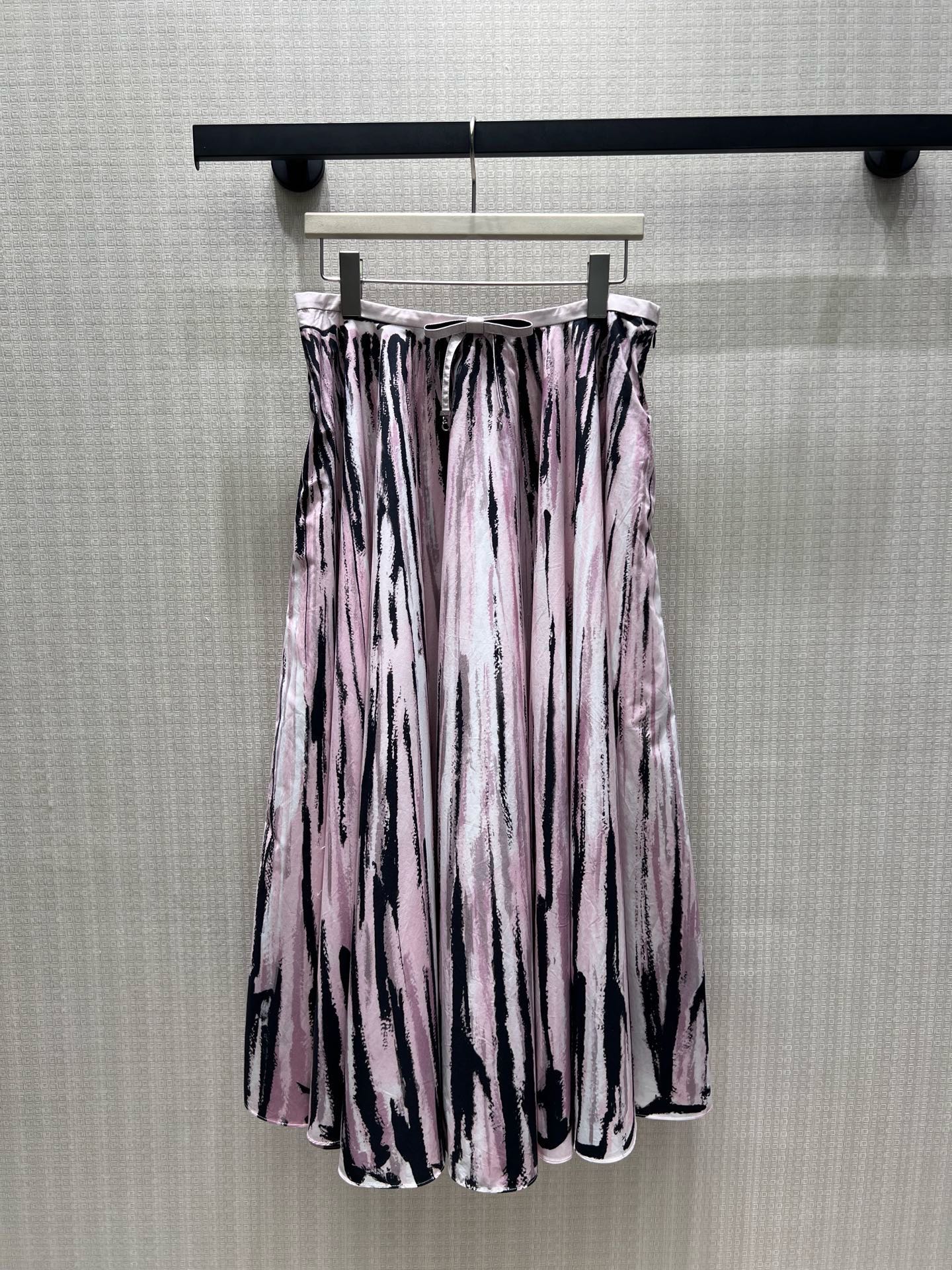 NO:932387,26 spring and summer new skirt Dio** inherits the French elegant style, freehand ink and wash patterns collide with soft mist pink tones, the brushwork is casual and advanced, and has a sense of artistic atmosphere. The delicate satin fabric has a soft matte luster and an outstanding drape. The large-swing umbrella skirt is cut and elegant when walking. The waist is decorated with exquisite satin bows, the side invisible zippers are both beautiful and practical, and the side pocket design hides thoughtful ideas. In stock 36/38/40  Actual detailed pictures,,dior,skirts,1986090926春夏新款半裙 Dio**承袭法式优雅格调,写意水墨晕染纹样碰撞柔雾粉调,笔触随性高级,自带艺术氛围感.细腻缎面面料泛着柔和哑光光泽,垂坠感出众,大摆伞裙剪裁行走间灵动飘逸.腰头精致缎面蝴蝶结点缀,侧边隐形拉链兼顾美观与实穿,侧袋设计暗藏贴心巧思.现货36/38/40 实拍细节图,,dior,skirts,,Women's clothing