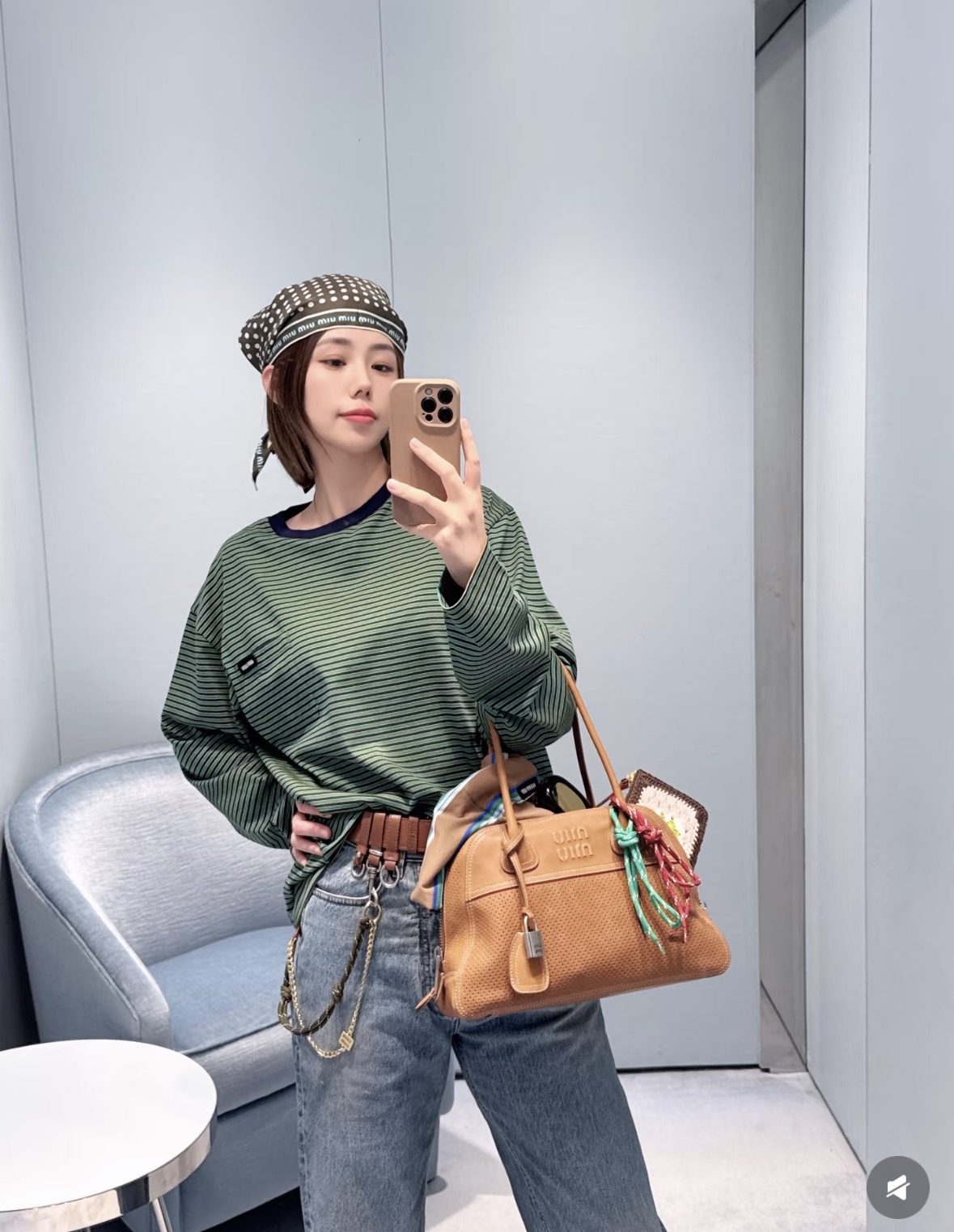 NO:931099,26 spring and summer new products  Miu-** Retro green-tone striped long sleeves, contrasting navy round neck with soft layers, and fine horizontal stripes bring a retro college atmosphere. The soft and skin-friendly cotton material is selected, breathable and comfortable, and the loose shoulder cut accommodates various body shapes. The small chest pocket is embellished with a brand woven logo, which is low-key, refined and unobtrusive. Wearing alone is refreshing and age-reducing, and a suit vest is full of atmosphere, easy to wear for relaxed girls. Ready in stock 36/38/40, miumiu, business suit,1986090926春夏新品 Miu-**复古绿调条纹长袖,撞色藏青圆领层次柔和,细密横条纹自带复古学院氛围.甄选软糯亲肤棉料,透气舒适,宽松落肩剪裁包容各种身形.胸前小口袋缀品牌织标,低调精致不张扬.单穿清爽减龄,外搭西装马甲氛围感十足,轻松拿捏松弛少女轻奢穿搭.现货36/38/40,,miumiu,business suit,,Women's clothing