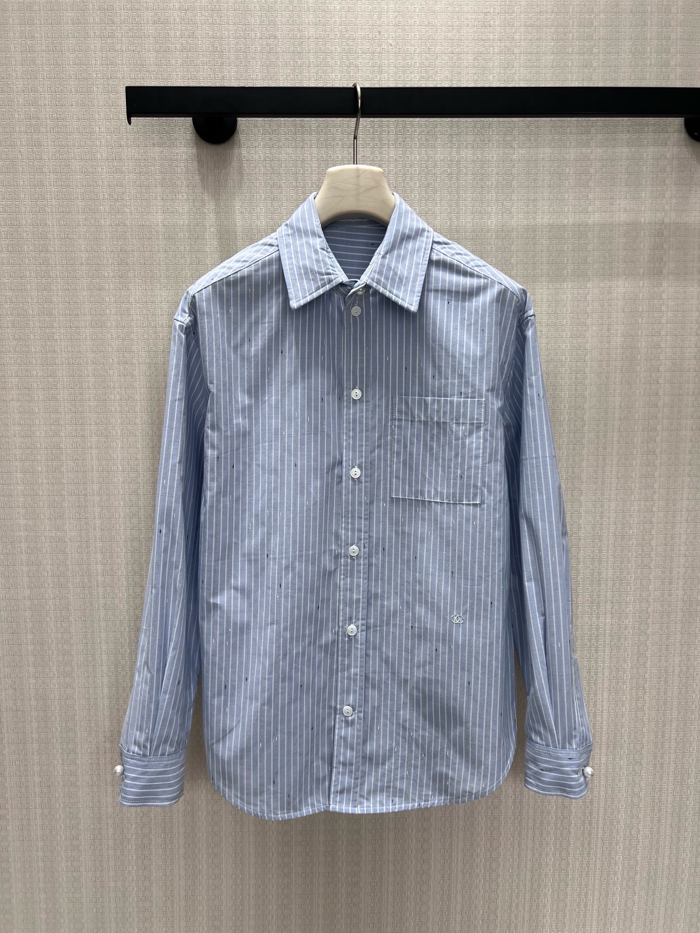 NO:931108,New product for spring and summer 26, Cha** light blue vertical striped shirt is made of breathable and smooth fabrics. It has a loose and relaxed style with dropped shoulders, which is very tolerant to all body shapes. The pearl-textured buttons, low-key double C embroidery on the body are exquisite, and the fresh blue and white color scheme is refreshing and attractive. It can be worn as an outer layer, alone or as an inner layer. It is suitable for commuting and shopping. With simple and neat tailoring, it interprets French light luxury daily wear with a relaxed atmosphere.  In stock 36/38/40 real shot details, shirts,1986090926春夏新品 Cha**浅蓝竖条纹衬衫选用透气垂顺面料,宽松落肩版型慵懒松弛,对各类身形包容度优秀.珍珠质感纽扣、衣身低调双C刺绣细节考究,清新蓝白配色清爽耐看.可敞开做外搭、单穿或是做内搭,适配通勤、逛街多种场景,以简约利落剪裁,诠释自带松弛氛围感的法式轻奢日常穿搭 现货36/38/40 实拍细节图,,shirts,,Women's clothing