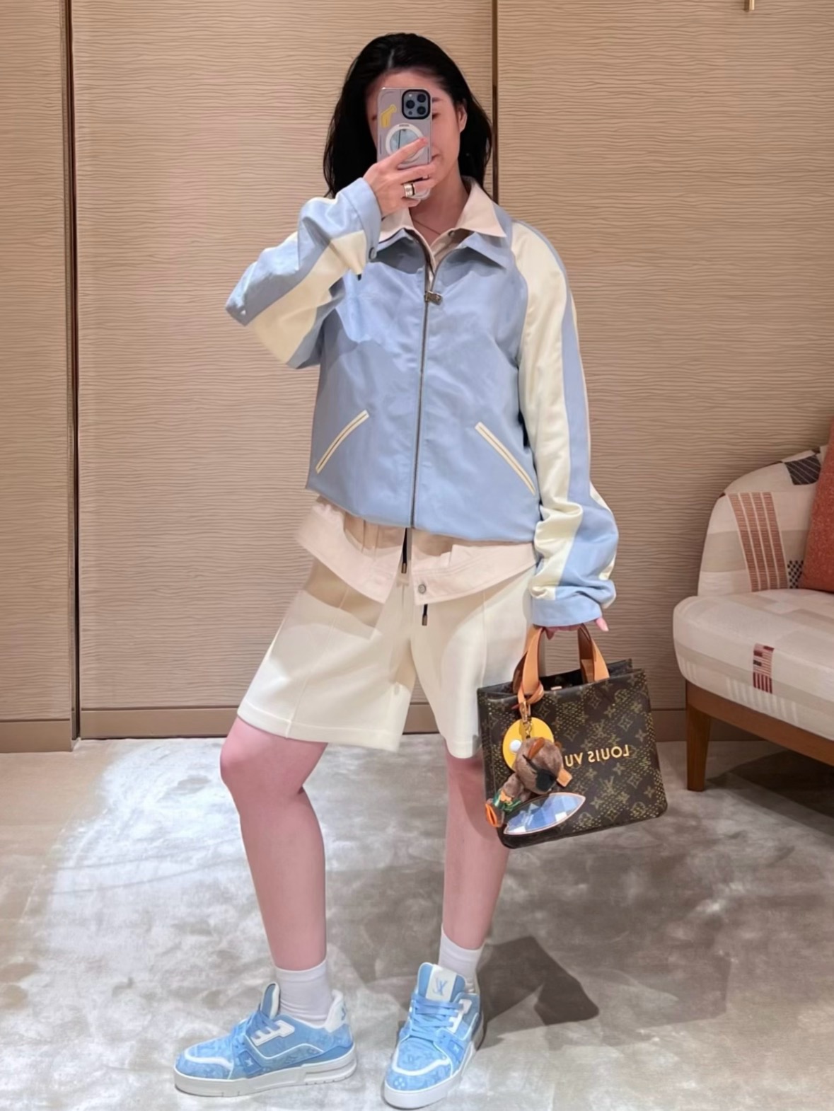 NO:932372,26 spring and summer new products  Retro-style color-blocked casual flight jacket, soft light blue base spliced with matte light satin shoulder sleeves, contrasting layers of high-end restraint. Clean lapels with customized metal zippers, simple small brand logo on the chest, low-key and elegant. The trimmed pockets are practical and exquisite, the hem is elasticated to optimize the fit, and the inside is fully printed with exclusive presbyopia lining. The soft and breathable fabric is both comfortable and stiff, suitable for commuting and traveling, with a relaxed and light luxury tone. Ready in stock 36:38/40, jackets  & coats,1986090926春夏新品 复古风拼色休闲飞行夹克,柔和浅蓝基底拼接哑光浅缎肩袖,撞色层次高级克制.利落翻领搭配定制金属拉链,胸前简约品牌小字标识低调显贵.镶边插袋实用精致,下摆松紧收束优化版型,内里满印专属老花衬里.柔软透气面料兼顾舒适与挺括,通勤出行皆适配,松弛轻奢腔调拉满.现货36:38/40,,jackets & coats,,Women's clothing