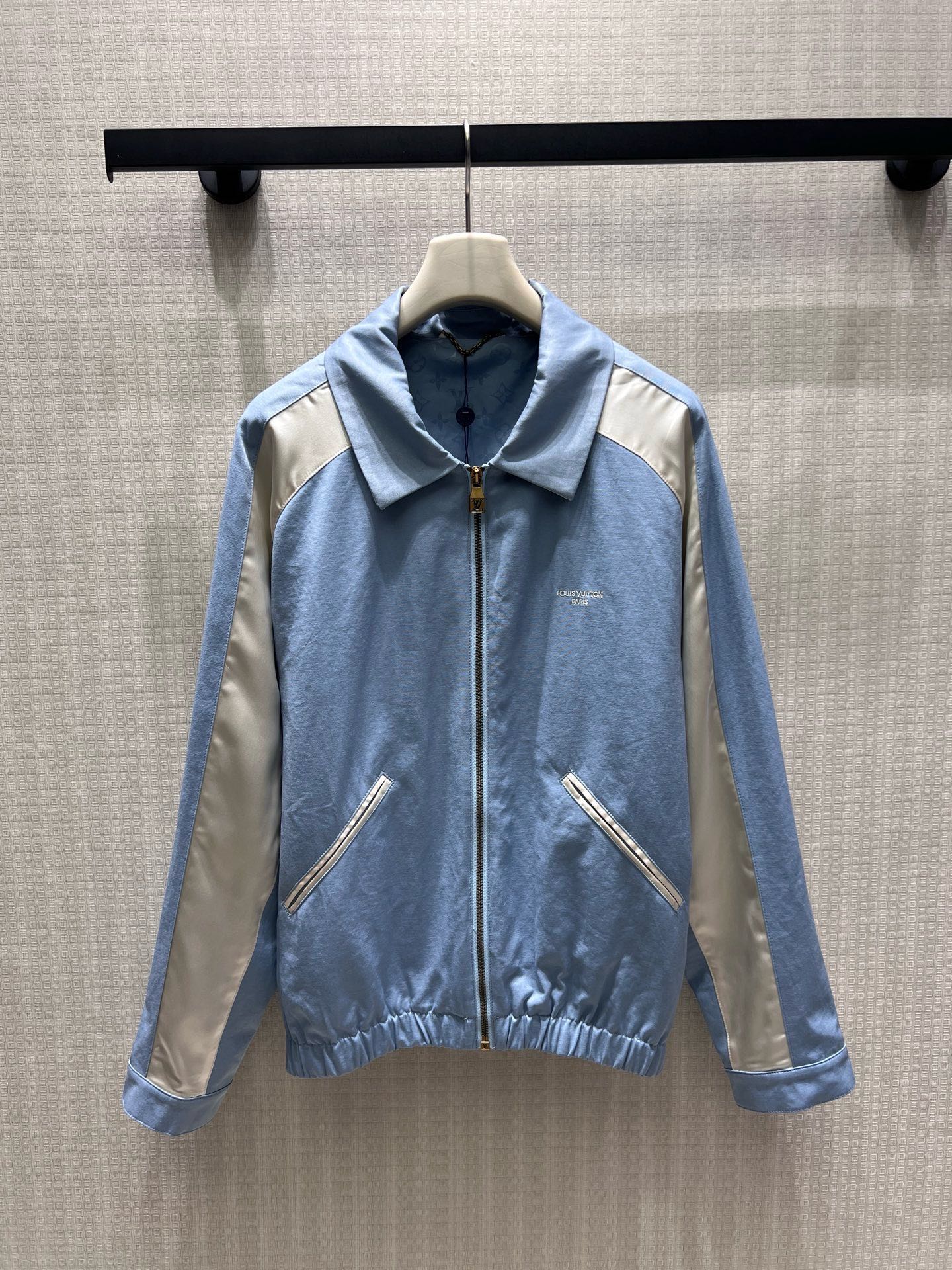 NO:932367,26 spring and summer new products  Retro-style color-blocked casual flight jacket, soft light blue base spliced with matte light satin shoulder sleeves, contrasting color layers and high-end restraint. Clean lapels with customized metal zippers, simple small brand logo on the chest, low-key and noble. Trimmed pockets are practical and refined, and the hem  Elastic binding optimizes the fit, and the inside is fully printed with exclusive presbyopia lining. The soft and breathable fabric is both comfortable and crisp, suitable for commuting and traveling, and has a relaxed and luxurious tone. Spot 36:38/40 real shot details, jackets  & coats,1986090926春夏新品 复古风拼色休闲飞行夹克,柔和浅蓝基底拼接哑光浅缎肩袖,撞色层次高级克制.利落翻领搭配定制金属拉链,胸前简约品牌小字标识低调显贵.镶边插袋实用精致,下摆松紧收束优化版型,内里满印专属老花衬里.柔软透气面料兼顾舒适与挺括,通勤出行皆适配,松弛轻奢腔调拉满.现货36:38/40实拍细节图,,jackets & coats,,Women's clothing