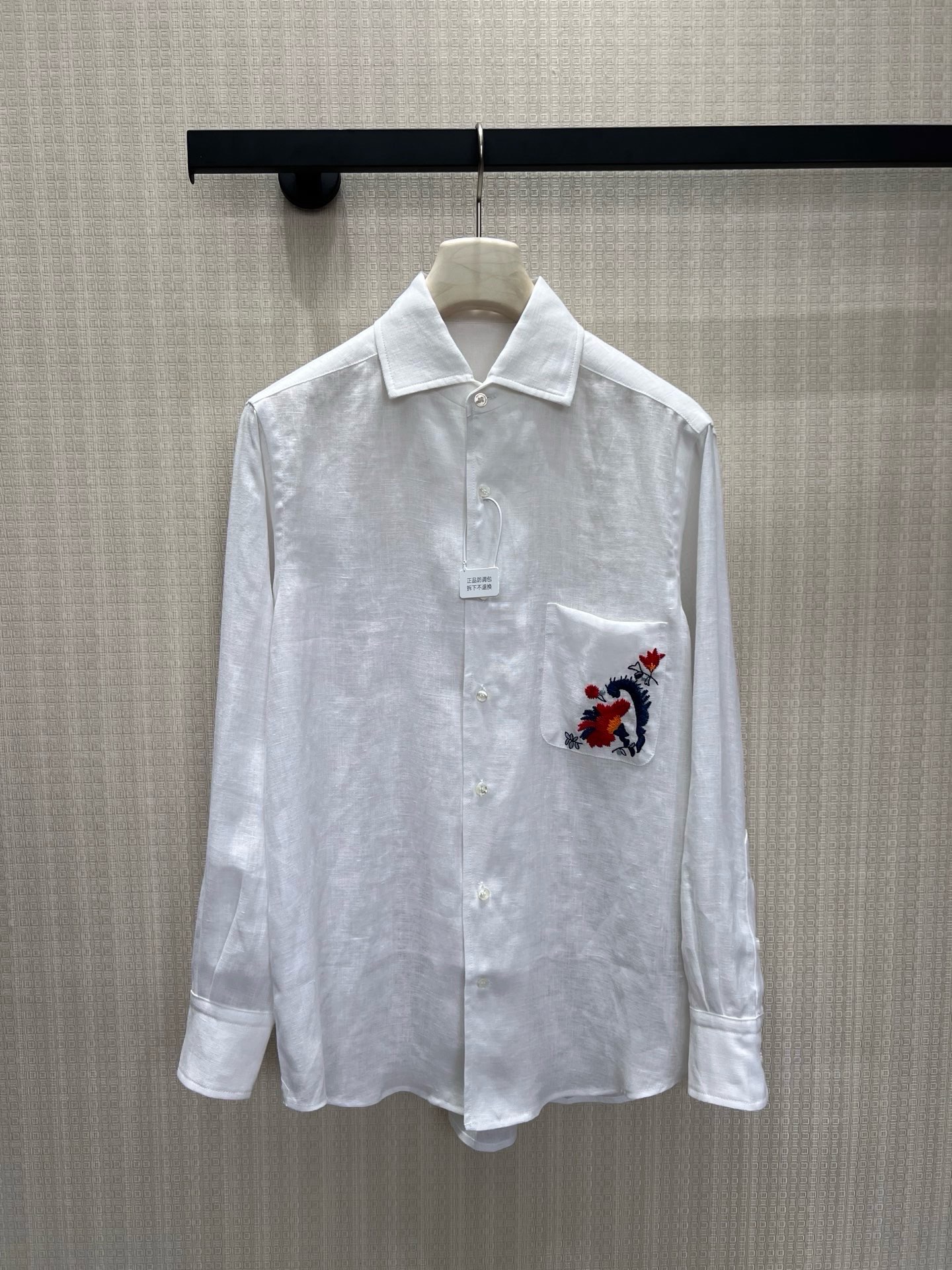 NO:933581,26 spring and summer new arrival LP shirt  Natural linen is woven in a clear white color, with a transparent and light texture, eliminating the heavy restraint of formal shirts. The neat lapels and slightly loose straight cut hide LP's consistent relaxed and restrained tailoring aesthetics. The colorful flower embroidery on the left pocket is the finishing touch, with red and blue silk threads.  Delicately stacked, hand-embroidered with full layers, the romantic poetry is contained in a simple body. It is suitable for commuting and vacationing in spring and summer. It is refreshing and breathable when worn alone. It has a warm and luxurious feel when layered. It is unobtrusive but noble at first glance, interpreting Italian low-key luxury. Ready in stock sml  Real shot details,,loro piana,shirts,business suit,1986090926春夏新品 Lp 衬衫 天然亚麻织就澄澈本白,肌理通透轻盈,消解正装衬衫的厚重拘束.利落小翻领、微宽松直筒剪裁,藏着LP一贯松弛克制的剪裁美学.左袋彩色花卉刺绣是点睛之笔,红蓝丝线细腻堆叠,手工刺绣层次饱满,将浪漫诗意收于简约衣身.春夏通勤、度假皆适配,单穿清爽透气,叠穿西装自带温润高级感,不张扬却一眼显贵,诠释意式低调奢感.现货smL 实拍细节图,,loro piana,shirts,business suit,,Women's clothing