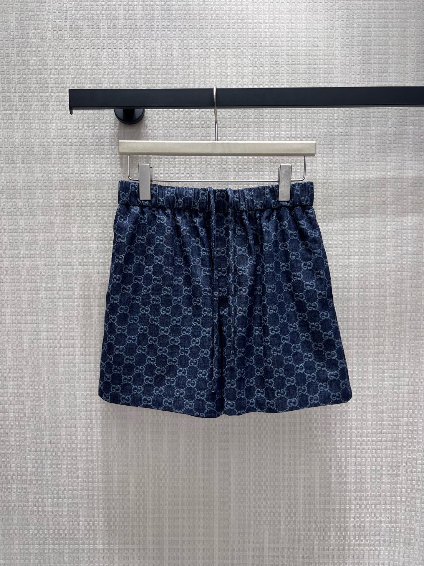 NO:933606,26 spring and summer new products  Guc** denim shorts are based on classic dark blue denim, with the brand's iconic GG jacquard pattern arranged all over, which is full of retro recognition. The elastic drawstring waistband can be flexibly adjusted for tightness, and the loose pants can modify the lines of the crotch and thighs. The fabric is wear-resistant and breathable, suitable for T-shirts and knitted tops, and can be worn for daily shopping or short trips, easily creating a low-key retro summer look with a light and luxurious texture. Ready-stocksmL  Actual detailed pictures, gucci, shorts, tees, t-shirts,1986090926春夏新品 Guc**牛仔短裤以经典深蓝牛仔为基底,通体排布品牌标志性GG提花纹样,复古辨识度十足.松紧抽绳腰头可灵活调节松紧,穿搭无勒束感,宽松裤型能修饰胯部与大腿线条.面料耐磨透气,适配T恤、针织各类上衣,日常逛街、短途出行皆可穿搭,轻松塑造低调复古、自带轻奢质感的夏日造型现货smL 实拍细节图,,gucci,shorts,tees，t-shirt,,Women's clothing