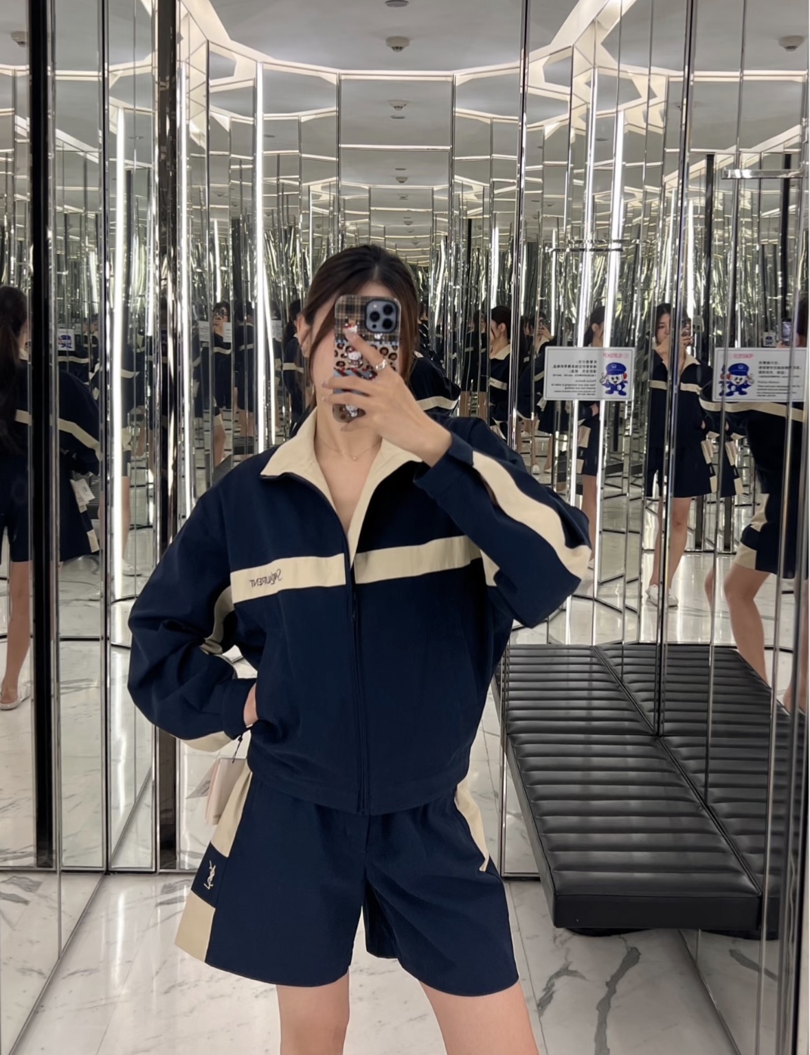 NO:933706,Foreign 26 early autumn new products  Navy contrasting color sports and leisure suit, retro college-style tailoring brings relaxed elegance. Off-white stripes run through the body, and the lapel zipper jacket is neat and short, elevating the body proportions, and the exquisite embroidery logo is low-key embellishment. The matching elastic shorts are comfortable and unrestricted, and the light and crisp fabric is breathable and stylish. The complete set can be worn to reduce age, and the upper and lower items can also be split and matched, taking into account daily travel and shopping and commuting, easy to achieve a light and casual atmosphere. Ready-made smL, shorts, jackets &  coats,19860909外 26早秋新品 藏青撞色运动休闲套装,复古学院风剪裁自带松弛贵气.米白条纹贯穿衣身,翻领拉链外套利落短款,拉高身材比例,精致刺绣标识低调点缀.配套松紧短裤舒适无束缚,轻薄挺括面料透气有型.成套穿搭随性减龄,上下单品亦可拆分搭配,兼顾日常出行与逛街通勤,轻松拿捏轻奢休闲氛围感.现货smL,,shorts,jackets & coats,,Women's clothing