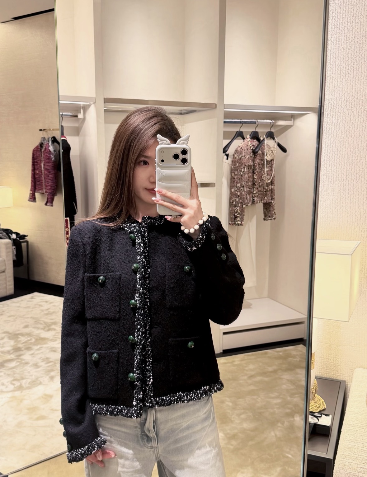 NO:933691,26th early autumn new product Cha** tweed jacket, exclusively customized, the first batch of silk lining  The hand-woven black and white bead chain has exquisite piping and is embellished with eye-catching emerald buttons, giving it a light and luxurious texture. The three-dimensional textured fabric is crisp and stylish, the round neck short version optimizes body proportions, and the four pockets reproduce the classic design. The calm black tone has an elegant aura, and it can be worn with skirts or trousers to look noble. It can be worn for commuting or dating, and it is a low-key interpretation of the retro style. In stock 36/38/40, skirts, jackets & coats, real silk,1986090926早秋新品 Cha**粗花呢外套,独家定制 首批真丝内里 手工编织黑白珠链滚边精致考究,点缀亮眼祖母绿宝石纽扣,轻奢质感拉满.立体肌理面料挺括有型,圆领短款版型优化身材比例,四口袋复刻经典设计.沉稳黑调自带优雅气场,搭配裙装或西裤皆显贵气,通勤、约会均可驾驭,低调诠释复古千金格调.现货36/38/40,,skirts,jackets & coats,real silk,,Women's clothing