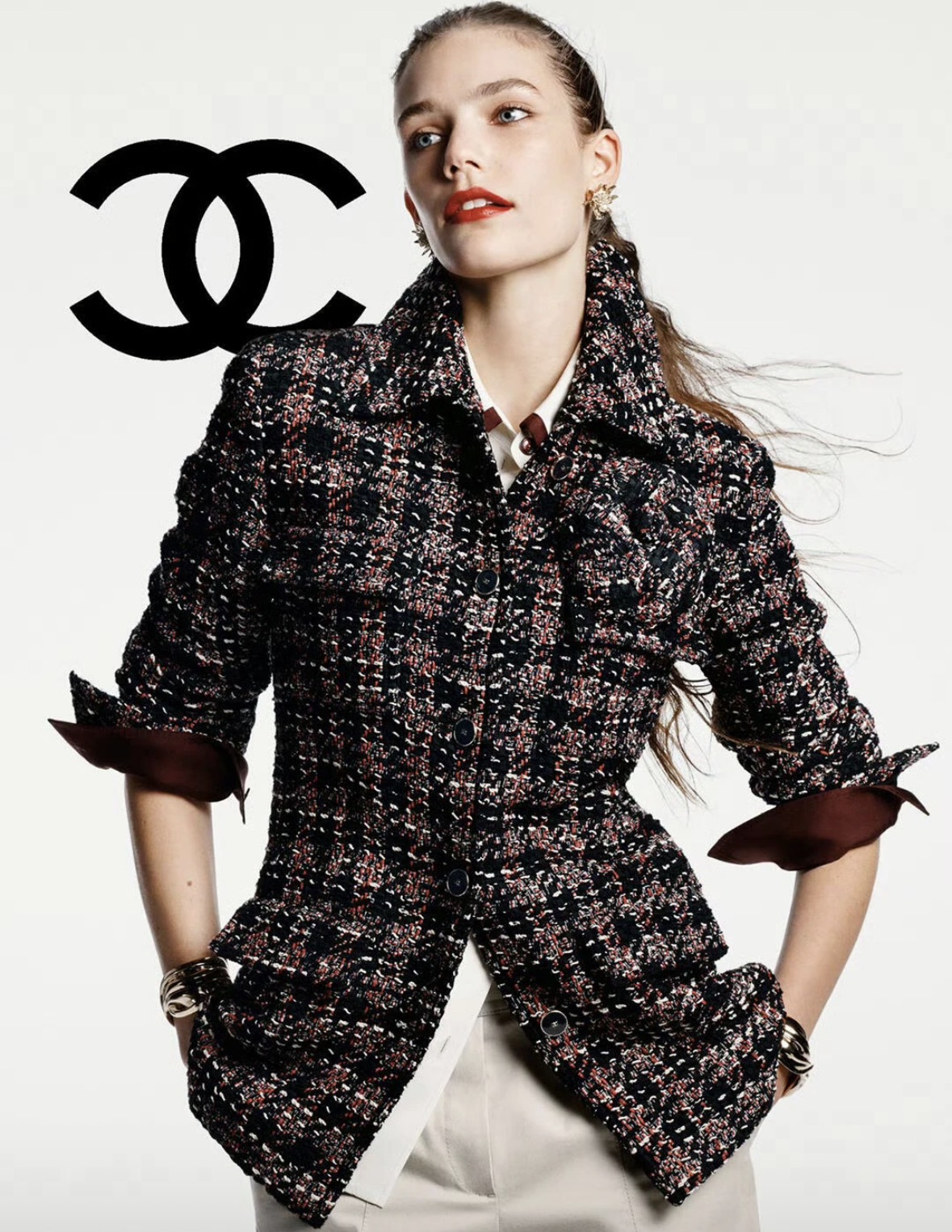 NO:933702,26th early autumn new product Cha** lapel tweed jacket, exclusive high-end fabric  The black background is interwoven with pink and white yarn, and the plaid texture is rich in layers, giving it a hazy atmosphere. The neat shirt collar weakens the sweetness, the metal round buckle is simple and elegant, and the multi-pocket workwear design combines texture and practicality. The moderate length accommodates the body shape, and the woolen fabric is stiff and not easy to collapse. It is suitable for both knitted and dresses. It balances French sophistication and casual temperament, and is high-end and durable for daily commuting. In stock 36/38/40, skirts, jackets &  coats,shirts,1986090926早秋新品 Cha**翻领粗花呢小香外套,高定独家面料 黑底交织粉白彩纱,格纹肌理层次丰富,自带朦胧氛围感.利落衬衫领弱化甜腻,金属圆扣简约大气,多口袋工装设计兼具质感与实用性.适中衣长包容身形,粗纺面料挺括不易软塌,内搭针织、连衣裙皆适配,平衡法式精致与随性气质,日常通勤高级耐看.现货36/38/40,,skirts,jackets & coats,shirts,,Women's clothing