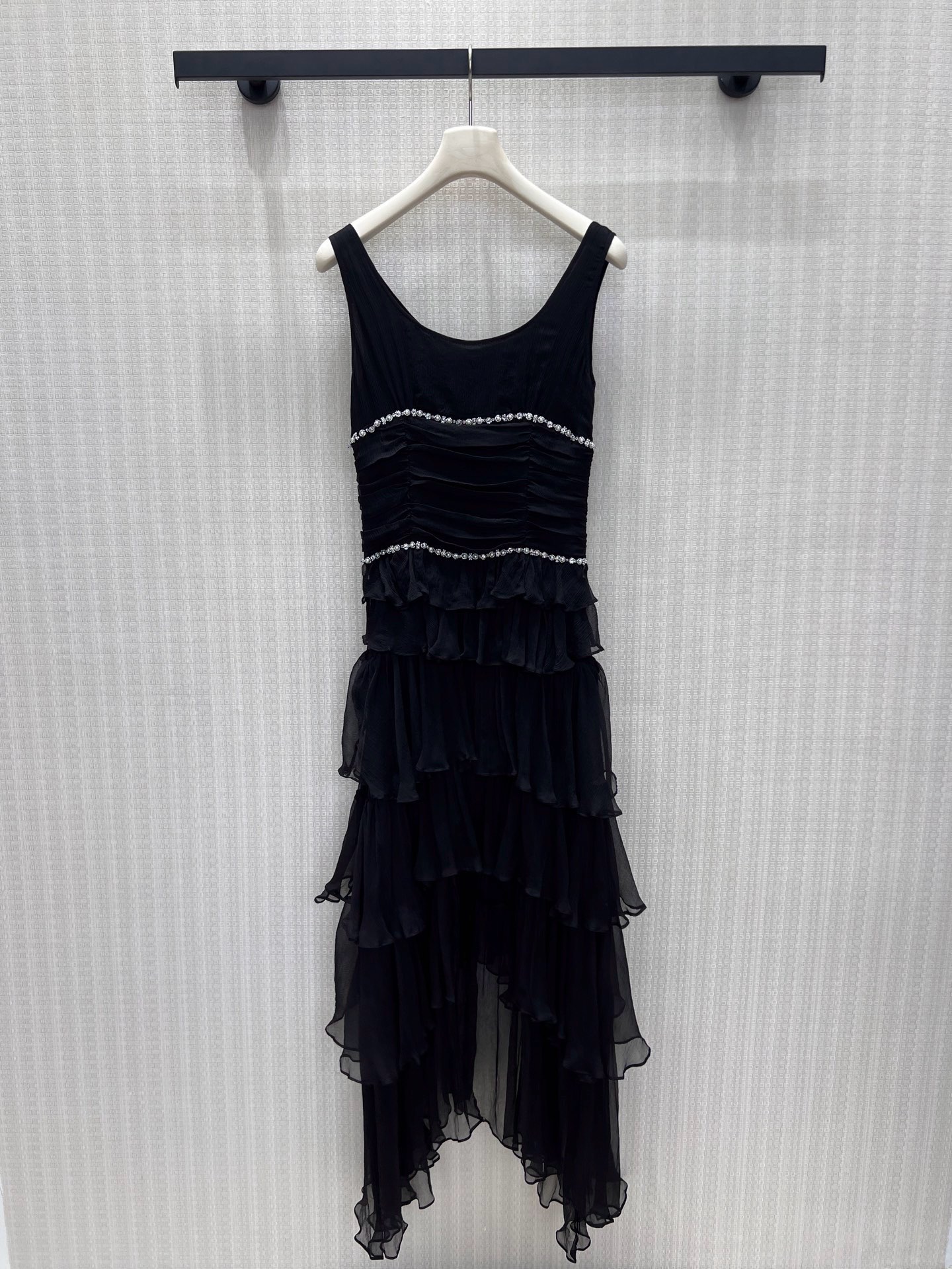 NO:933555,26 spring and summer new product Cha** dress is selected from six meters of luxurious silk, exclusively customized and high-definition  The soft light pendant has a hazy mist feel, as light as the flowing clouds in the dark night. The U-shaped wide shoulder sling outlines the lines of the shoulders and neck, and the three-dimensional pleats at the waist and abdomen gather the waistline. The two sections of hand-stitched diamond bead chains sparkle exquisitely, and the fine diamond light hides the nobility. The irregular layered skirts are spread out layer by layer, making you elegant and agile when walking. The cool black tone has a cool and high-end feeling, which will freeze the atmosphere when you appear at dinners and cocktail parties. In stock 36/38/40  Actual detailed pictures,,skirts,real silk,1986090926春夏新品 Cha**连衣裙甄选足足六米奢润真丝,独家定制 高定 柔光垂坠自带朦胧雾感,轻盈似暗夜流云.U型宽肩吊带勾勒肩颈线条,腰腹立体抽褶收拢腰线,两段手工钉钻珠链精致闪耀,细碎钻光暗藏贵气.错落不规则层叠裙摆层层铺开,行走间飘逸灵动,冷调黑调自带清冷高级感,晚宴、酒会出场即定格氛围感.现货36/38/40 实拍细节图,,skirts,real silk,,Women's clothing