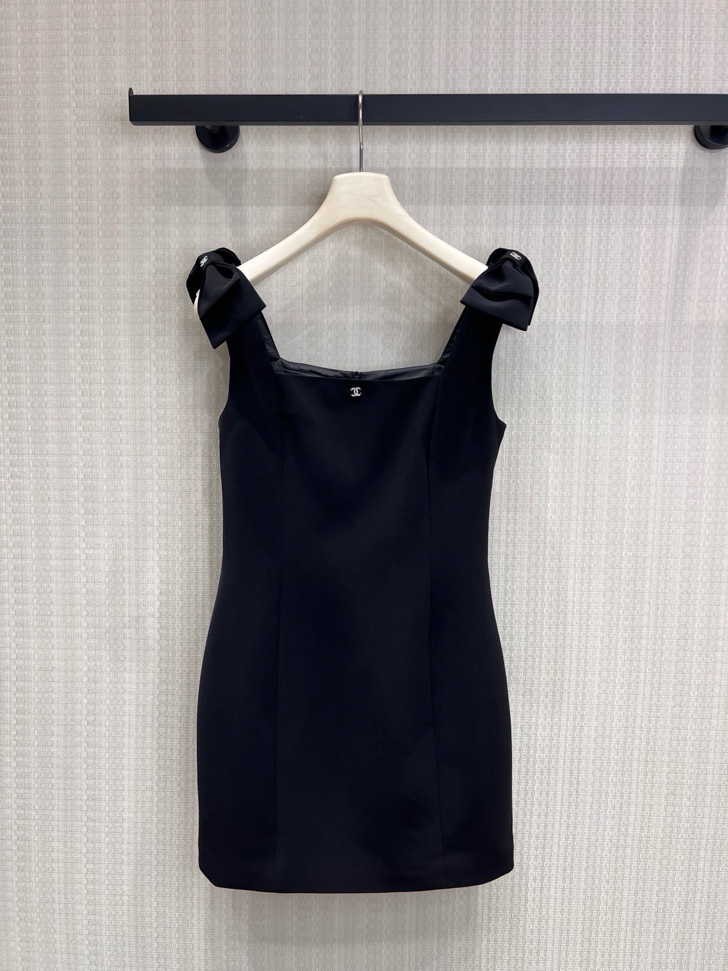 NO:933540,26 spring and summer new products, original designer style, little fragrant bow square neck little black dress. Classic pure black high-end color, comes with slimming filter, temperament and versatile. Square neck + shoulder strap bow design, delicate and gentle, easily modify the shoulder and neck lines, low-key to highlight the texture. Slim straight version, neat tailoring, outlines graceful curves, not picky about body shape. It can be easily controlled for daily commuting and dating parties, elegant and durable. Ready for sale sml real shot details,,skirts,1986090926春夏新品 原创设计师款 小香风蝴蝶结方领小黑裙 经典纯黑高级色调,自带显瘦滤镜,气质又百搭 方领+肩带蝴蝶结设计,精致又温柔,轻松修饰肩颈线条 低调彰显质感 修身直筒版型,利落剪裁,勾勒曼妙曲线,不挑身材 日常通勤、约会聚会都能轻松驾驭,优雅又耐看现货出售smL 实拍细节图,,skirts,,Women's clothing
