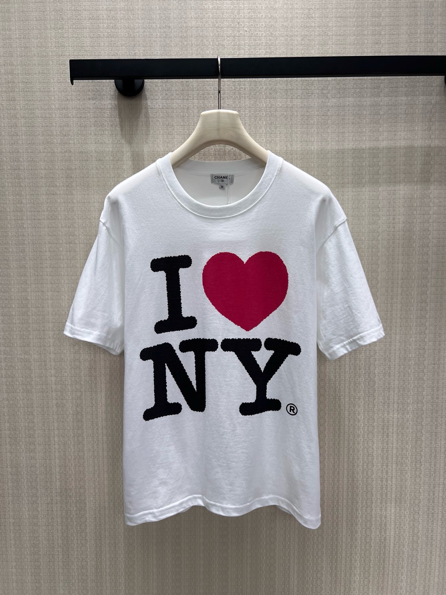NO:933619,26 spring and summer new short-sleeved NY print has a New York street atmosphere, the black lettering and the red heart are eye-catching and fresh, relaxed and recognizable. The soft and waxy washed cotton material is selected, the upper body is skin-friendly and breathable, and the loose shoulder tailoring accommodates various body shapes. The simple round neck does not choose to match, it is refreshing and casual when worn alone, and is suitable for layering suits and jeans. Wearing the American retro relaxed feeling on the body, it is versatile and durable for daily commuting and outings. Ready stock smL  Actual detailed pictures, T-shirt, business suit,1986090926春夏新品短袖  NY印花极具纽约街头氛围,黑字撞红心醒目鲜活,松弛又有辨识度.甄选软糯水洗棉料,上身亲肤透气,宽松落肩剪裁包容各种身形.简约圆领不挑搭配,单穿清爽随性,叠搭西装牛仔都适配,把美式复古松弛感穿在身上,日常通勤出游都百搭耐看.现货smL 实拍细节图,,T-shirt,business suit,,Women's clothing