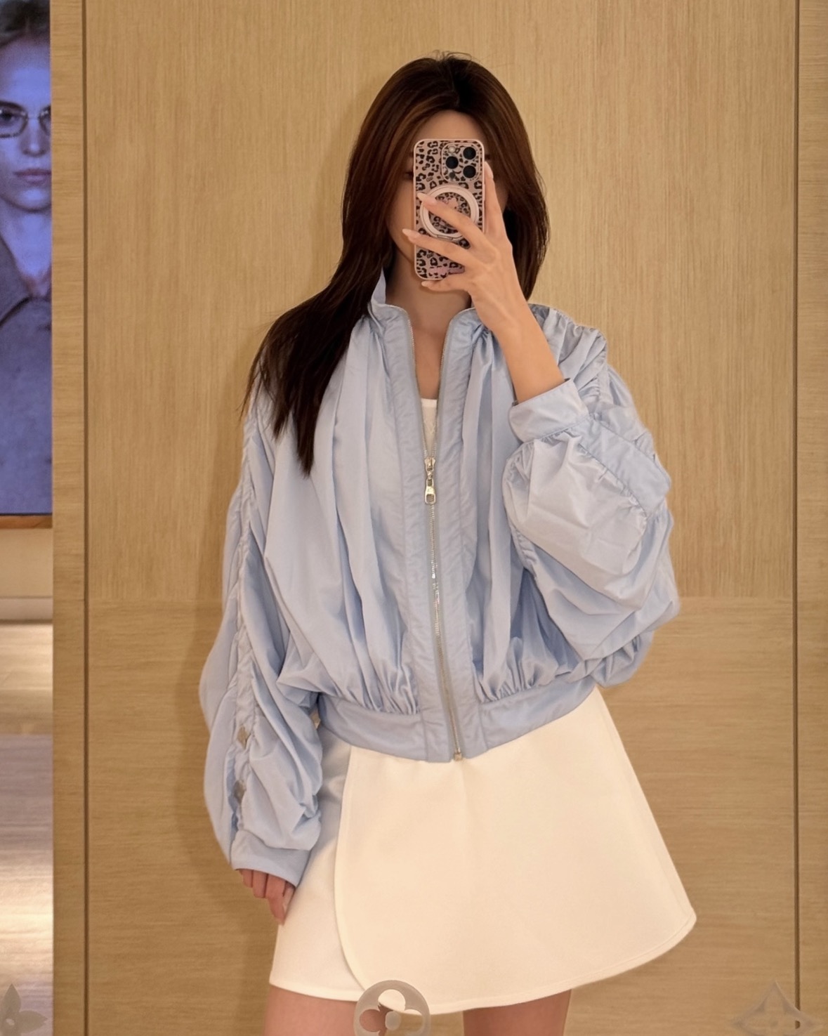 NO:934387,26 early autumn new arrival light blue pleated short jacket  The soft mist blue is refreshing and healing, and the hand-pleated design of the whole body brings a relaxed three-dimensional sense. The zipper closure of the stand-up collar is simple and neat, the cuffs are embellished with brand metal flower buckle details, and the hem is elasticated to optimize the proportion. The light and breathable fabric is suitable for spring and summer, and the loose off-shoulder version is not flattering on the body shape. It can be paired with skirts or trousers to create a casual and lazy French luxury daily look. In stock 36/38/40, skirts, jackets & coats,1986090926早秋新品 浅蓝褶皱短款外套 柔和雾蓝清爽治愈,全身手工压褶设计自带松弛立体感.立领拉链开合简约利落,袖口点缀品牌金属花扣细节,下摆松紧收束优化比例.轻薄透气面料适配春夏,宽松落肩版型不挑身形,搭配半身裙、长裤皆可,打造随性慵懒的法式轻奢日常造型.现货36/38/40,,skirts,jackets & coats,,Women's clothing