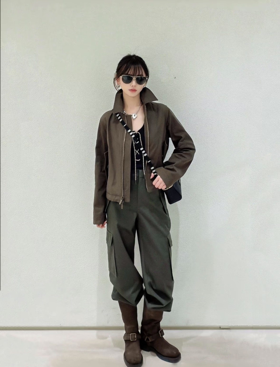 NO:934359,26th early autumn new product Burb** classic short work jacket, khaki and army green two-tone retro style, neat lapels with full zipper closure, inner plaid lining with hidden brand logo. War horse embroidery on the sleeves is low-key and exquisite, flap metal buckle pockets are both practical and textured, and stiff anti-wrinkle fabric is suitable for spring and autumn. The short cut optimizes the body shape, can be used for commuting and leisure, and embodies the British low-key luxury texture. In stock smL,, burberry, jackets & coats,1986090926早秋新品 Burb**经典短款工装夹克,卡其、军绿双色复古大气,利落翻领搭配全拉链开合,内里格纹内衬暗藏品牌标识.袖身战马刺绣低调精致,翻盖金属扣口袋兼顾实用与质感,挺括抗皱面料适配春秋.短款剪裁优化身形,通勤休闲皆可驾驭,沉淀英伦低调奢华质感.现货smL,,burberry,jackets & coats,,Women's clothing