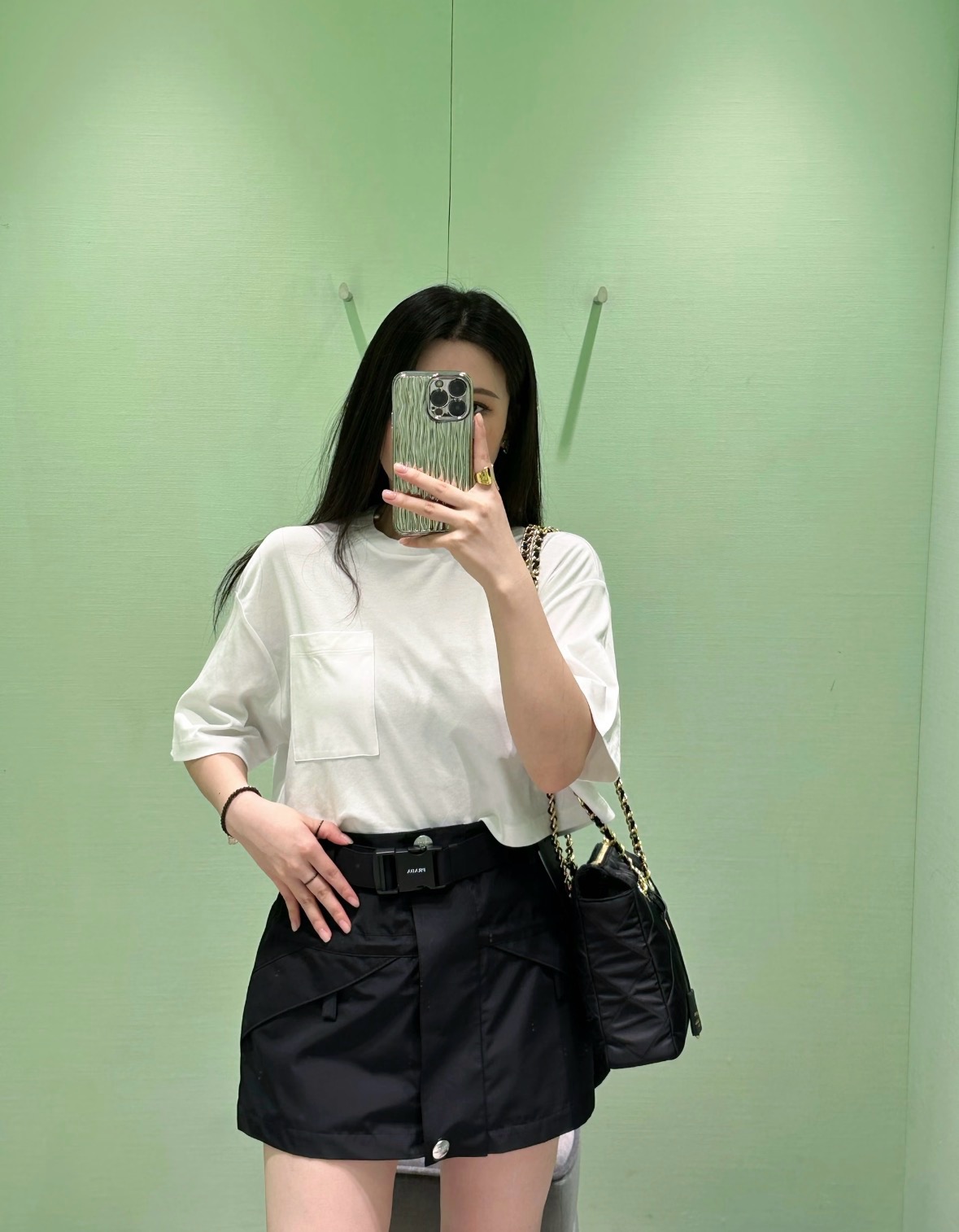 NO:935198,Batch 26 new spring and summer skirt Pra**  The iconic regenerated nylon skirt reshapes the aesthetics of workwear with neat tailoring. The matte fabric has a cool feel, the belt buckle and triangle logo point out the identity, and the front snap buttons and three-dimensional cutting lines hide the ingenuity. The high-waisted A-line version has optimized proportions, and the neat lines bring a sassy aura, which perfectly balances street functionality and light luxury texture. It is a wardrobe must-have item that creates an effortless sense of luxury. In stock sml, prada, skirts,19860909批 26春夏新品半裙 Pra** 标志性再生尼龙半裙,以利落剪裁重塑工装美学.哑光面料自带酷感,腰带扣与三角徽标点明身份,前襟按扣与立体裁线暗藏巧思.高腰A字版型优化比例,利落线条自带飒爽气场,将街头机能与轻奢质感完美平衡,是打造不费力高级感的衣橱必备单品.现货sml,,prada,skirts,,Women's clothing