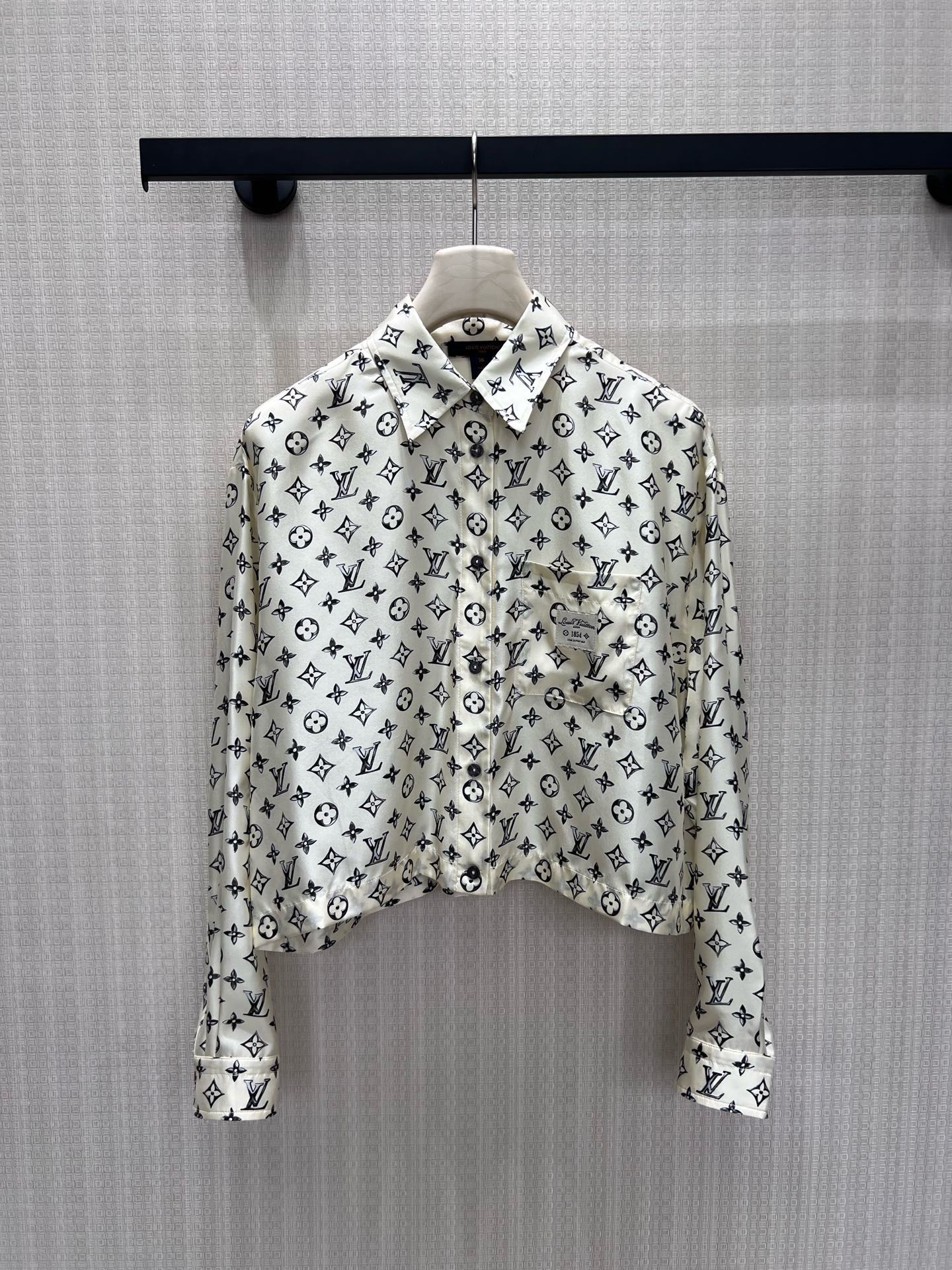 NO:935219,26 new spring and summer silk shirts  Soft off-white silk has a delicate satin luster, classic presbyopic hand-painted prints are retro and noble, neat lapels are matched with same-style breast buttons, and short tailoring optimizes body proportions. Loose dropped shoulders hide shoulder line defects, and small patches on the chest add detailed texture, and the drape is silky and not close to the body. It is gentle and luxurious when worn alone, and is suitable for layering suits and jeans. It has a French lazy aura, integrating a low-key sense into daily wear, and a light and luxurious atmosphere can be achieved with one click. Ready in stock  36/38/40 Real shot details, shirts, business suit, real silk,1986090926春夏新品 真丝衬衫 柔光米白真丝自带细腻缎面光泽,经典老花手绘印花复古又显贵,利落翻领搭配同系排扣,短款剪裁优化身材比例.宽松落肩藏住肩线瑕疵,胸前贴布小标增添细节质感,垂坠丝滑不贴身.单穿温柔轻奢,叠搭西装、牛仔皆适配,自带法式慵懒气场,把低调奢感融入日常穿搭,轻奢氛围感一键拉满.现货 36/38/40 实拍细节图,,shirts,business suit,real silk,,Women's clothing