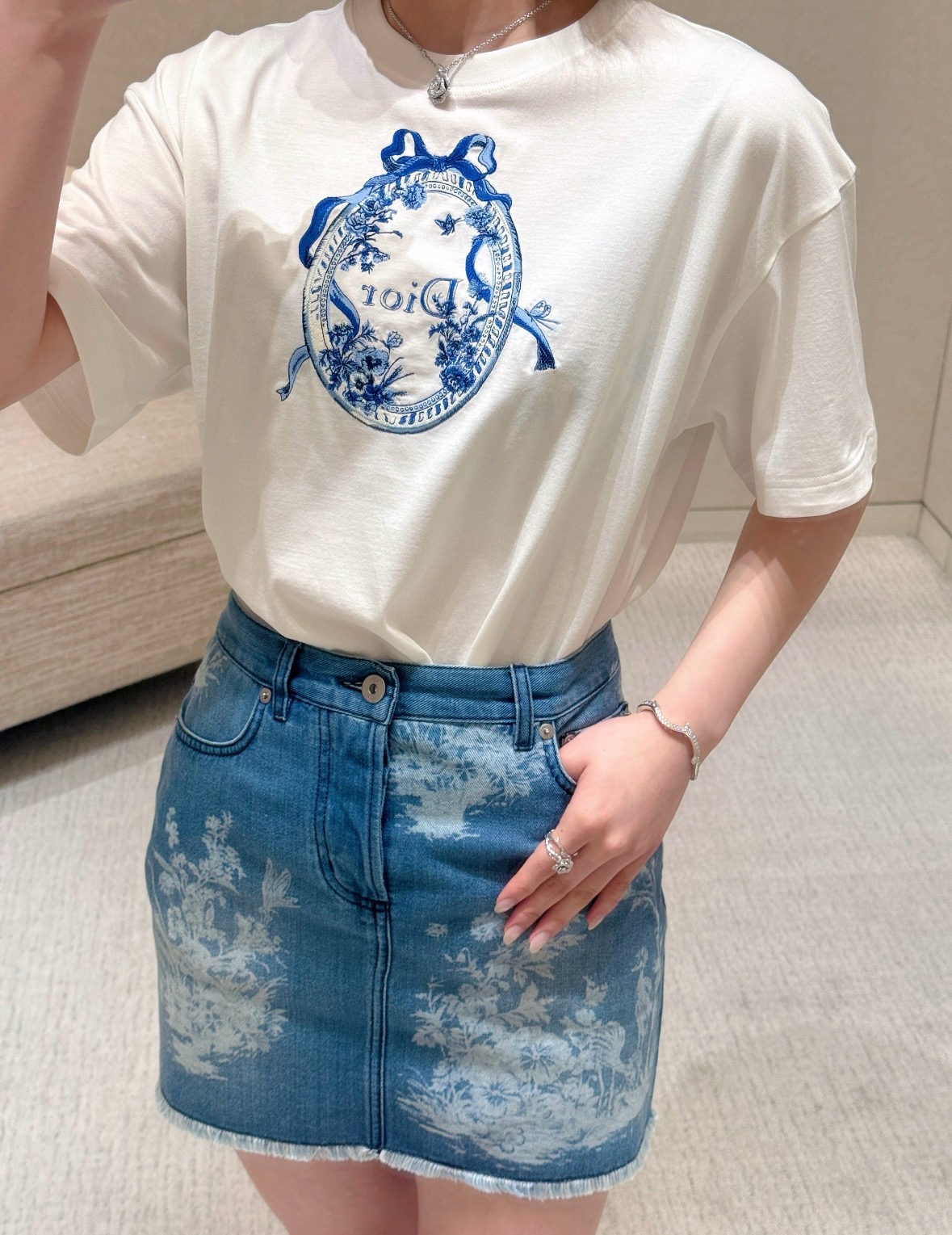 NO:935261,26 spring and summer new product Dio** exclusively customized high-version short-sleeved. The loose-shouldered version is outstandingly tolerant to various body shapes. The blue and white porcelain-style embroidery pattern on the chest is finely crafted, and the blue flowers and birds match the brand logo, blending classical elegance and French light luxury. It is available in multiple sizes to suit different body types. It can be worn alone to create a refreshing summer outfit, or layered with jackets without looking bulky. It can be worn for daily outings and casual appointments with a calm and durable high-end texture.  In stock smL,,dior,jackets & coats,T-shirt,1986090926春夏新品 Dio**独家定制高版短袖 宽松落肩版型对各类身形包容度出众.胸前青花瓷风刺绣纹样做工细密,蓝调花鸟搭配品牌标识,糅合古典雅致与法式轻奢气质.分设多码适配不同身材,既可单穿打造清爽夏日穿搭,叠搭外套也不显臃肿,日常出行、休闲赴约都能穿出沉稳耐看的高级质感 现货smL,,dior,jackets & coats,T-shirt,,Women's clothing