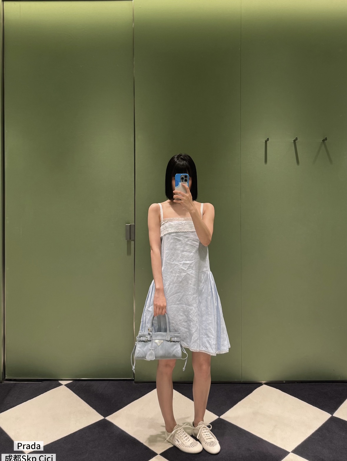 NO:935214,26 early autumn new product Pra** light blue linen suspender dress  , the clear linen fabric has its own breathable texture, and the soft light blue is refreshing and healing. The neckline is full of exquisite lace splicing, the triangular metal mark is a low-key finishing touch, and the fine woven shoulder straps gently pad the shoulders. The pleats on the waist create a loose and wide hem, and the hem lace details are delicate and light. It has a cool girly atmosphere. Wear it alone or wear it with a thin cardigan to show a retro pure desire and high-end feeling. In stock 36/38/40, prada, skirts,1986090926早秋新品 Pra**浅蓝亚麻吊带连衣裙 ,清透亚麻面料自带透气肌理,柔和浅蓝清爽治愈.领口满幅精致蕾丝拼接,三角金属标低调点睛,细织肩带温柔衬肩.腰侧褶皱打造宽松大摆,下摆蕾丝收边细节细腻,轻盈垂坠,自带清冷少女氛围,单穿或外搭薄开衫都尽显复古纯欲高级感.现货36/38/40,,prada,skirts,,Women's clothing
