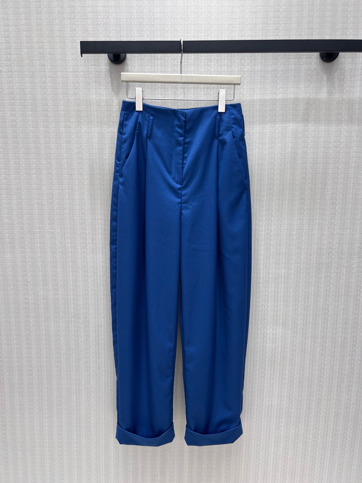 NO:935197,26 spring and summer new product Cha** exclusive high-end casual pants. The rich peacock blue comes with a retro high-end filter. The neat high-waisted version modifies the waist and hip lines. The three-dimensional double C embroidery logo low-key highlights the brand style. The front and rear are elegantly pressed with simulated pockets, and the layers are exquisite.  Slightly closed bloomer pants with folded trousers hide the flesh and look slimmer, optimizing the proportions of the legs. The slim and crisp fabric is not easy to wrinkle, suitable for commuting and leisure. The cool blue tone is calm and dignified, and it is easy to wear French elegance and relaxation. In stock 36/38/40 Real shot details,,1986090926春夏新品 Cha**独家高定休闲裤 浓郁孔雀蓝自带复古高级滤镜,利落高腰版型修饰腰臀线条,立体双C刺绣标识低调点出品牌格调.前后考究压褶搭配仿真口袋,层次精致 微收灯笼裤型搭配翻折裤脚,藏肉显瘦,优化腿部比例.垂顺挺括面料不易皱,通勤休闲皆适配,冷调蓝沉稳显贵,轻松穿出法式优雅松弛感.现货36/38/40 实拍细节图,,,Women's clothing