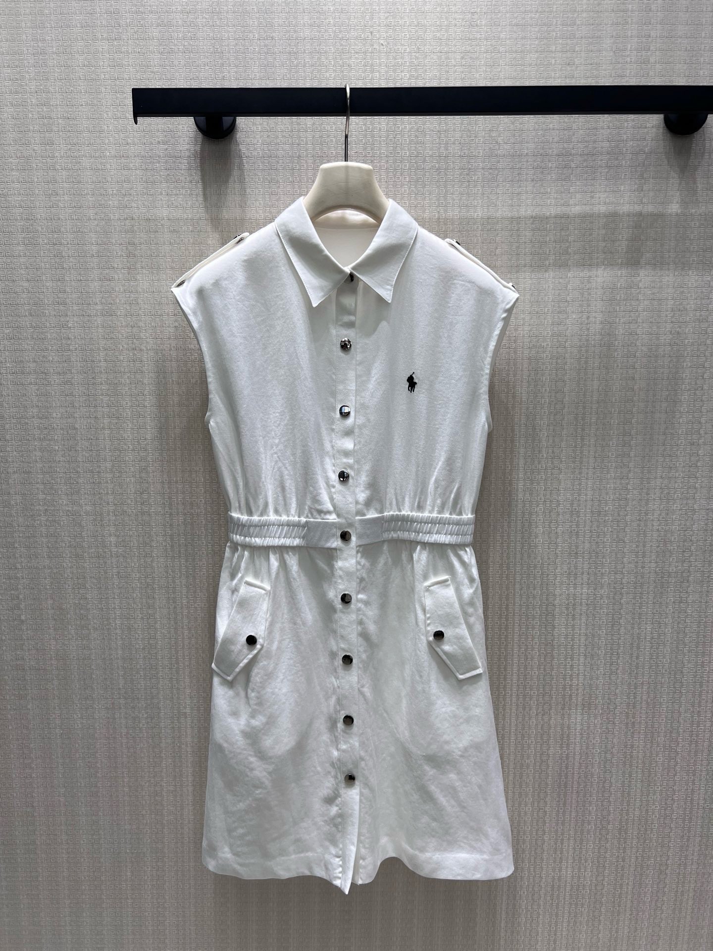 NO:944635,26 new spring and summer dresses  Simple commuter-style textured item. Neat lapels with full-open metal buttons, low-key and exquisite pony embroidery on the chest, and elasticated waist to accurately outline the waistline, optimizing the 37-point ratio. Work pockets on both sides add layers, and the loose and short version hides the flesh and shows the length of the legs. The light and breathable fabric has a soft texture, and the pure white background is clean and healing. It is suitable for daily travel, commuting and dating, and can easily be worn to create a refreshing, age-reducing, simple and attractive high-end casual temperament. Ready-made smL  Actual detailed pictures,,skirts,1986090926春夏新品 连衣裙 简约通勤系质感单品.利落翻领搭配全开金属排扣,胸口小马刺绣低调精致,松紧收腰精准勾勒腰线,优化三七分比例.两侧工装贴袋增加层次,宽松短款版型藏肉显腿长.轻薄透气面料自带柔和肌理,纯白底色干净治愈,日常出行、通勤约会皆适配,轻松穿出清爽减龄、简约耐看的高级休闲气质.现货smL 实拍细节图,,skirts,,Women's clothing
