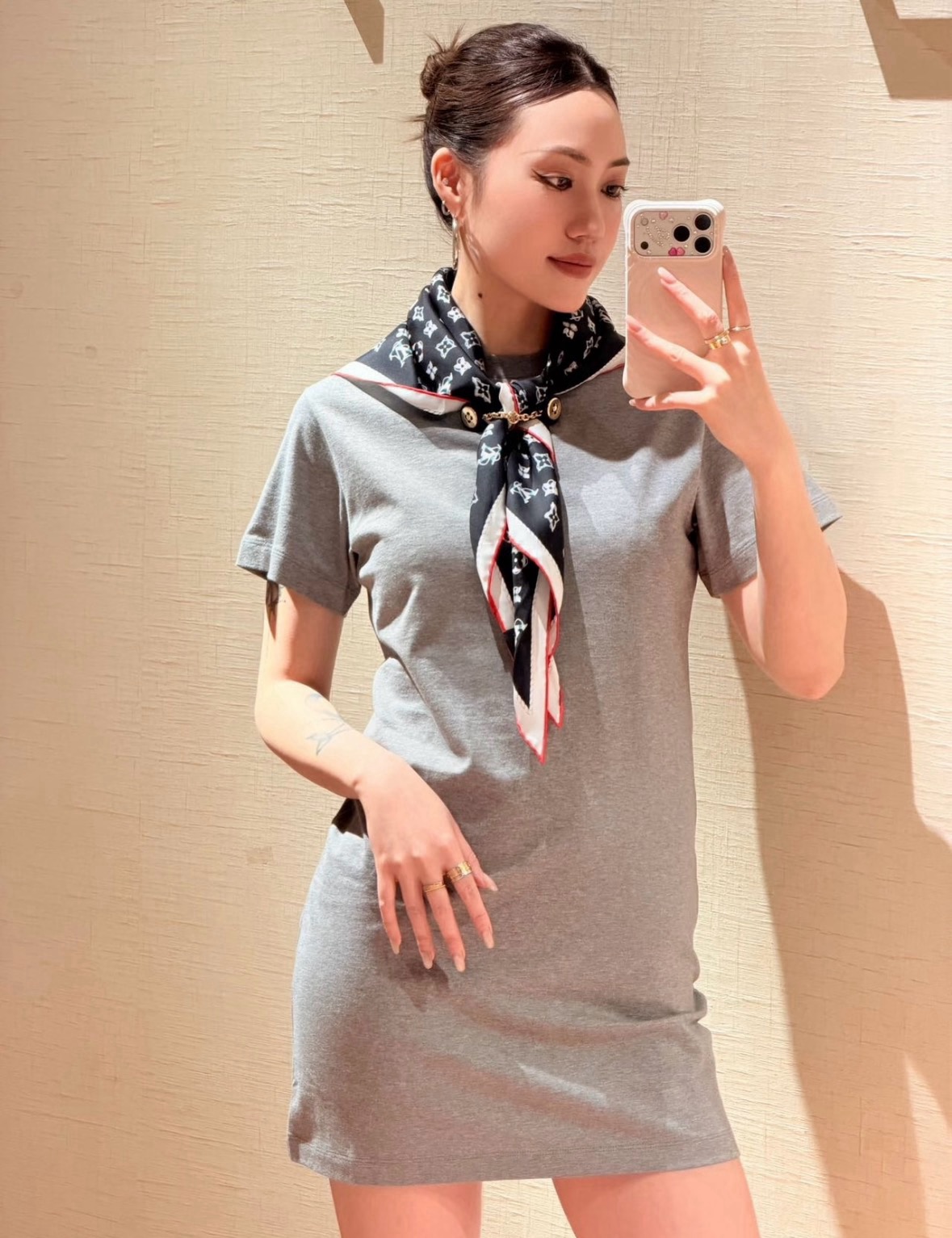 NO:944662,Lvjia Presbyopia Silk Scarf T-shirt Dress | Wear a sense of luxury on your body. The basic gray tone comes with a relaxing filter, and the drapey straight version hides the flesh and makes you look slimmer. Paired with the iconic Presbyopia silk scarf, it instantly lights up the overall look. It can be worn twice or worn alone. It is simple and elegant. Wearing the scarf instantly transforms into a French sense of elegance. It can be worn for commuting, traveling, and dating, and it is easy to achieve the effortless fashion sense of big brands. On sale now smL,, louis vuitton, louis  vuitton,skirts,tees,t-shirt,19860909驴家老花丝巾T恤裙｜把高级感穿在身上 基础灰色调自带松弛滤镜,垂坠直筒版型藏肉显瘦, 搭配标志性老花丝巾,瞬间点亮整体造型,一衣两穿,单穿简约大气,系上丝巾秒变法式贵气感, 通勤、出游、约会都能打,轻松拿捏毫不费力的大牌时髦感.现货出售 smL,,louis vuitton,louis vuitton,skirts,tees，t-shirt,,Women's clothing