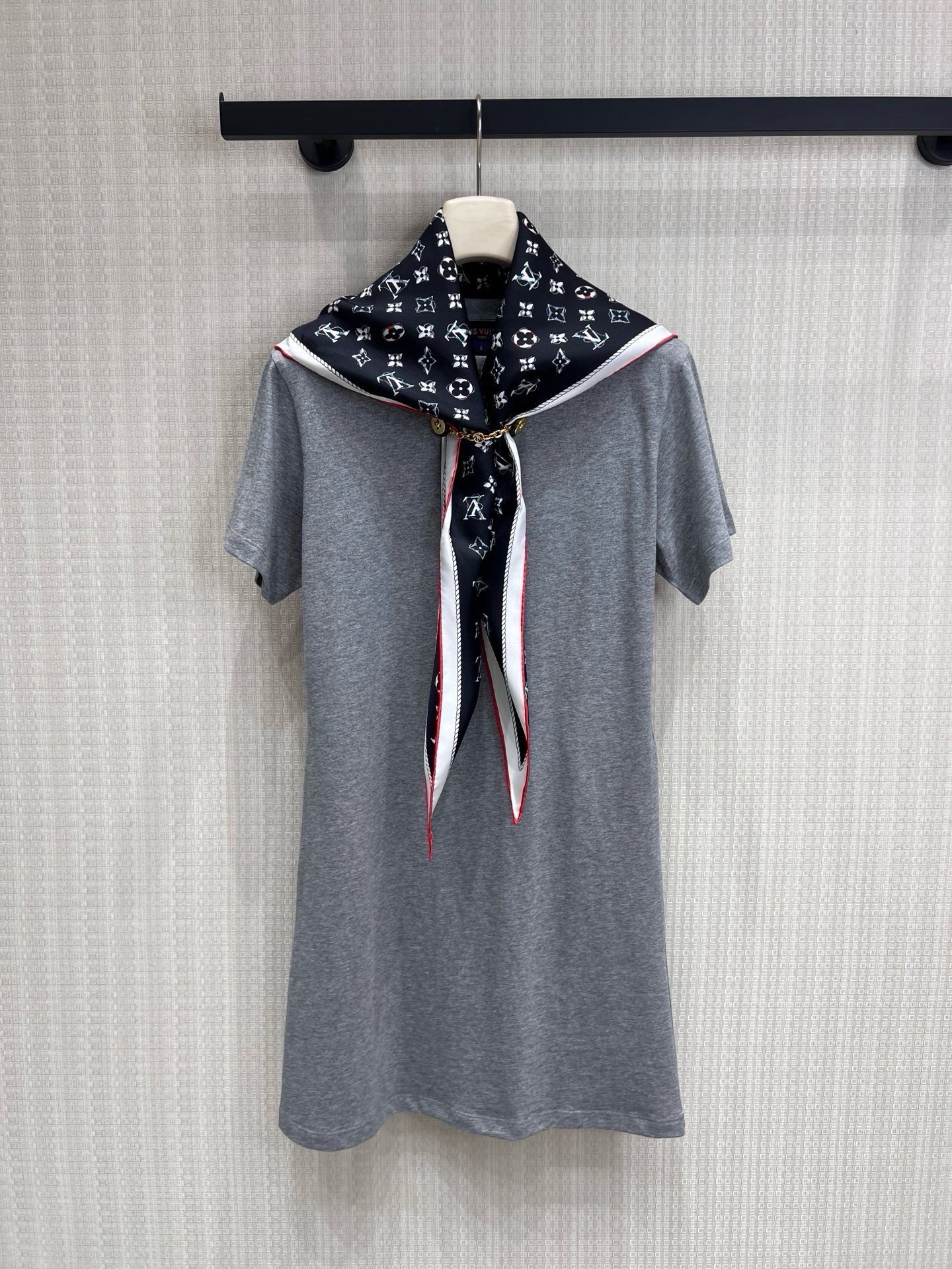 NO:944652,Lujia Presbyopia Silk Scarf T-shirt Dress | Wear a sense of luxury on your body. The basic gray tone comes with a relaxing filter. The drapey straight version hides the flesh and makes you look slimmer. Paired with the iconic Presbyopia silk scarf, it instantly lights up the overall look. It can be worn twice or worn alone. It is simple and elegant. Wear the scarf to instantly become a French nobility. It can be worn for commuting, traveling, and dating. It is easy to achieve the effortless fashion sense of big brands. Ready for sale sml real shot details, Louis  vuitton,louis vuitton,skirts,tees,t-shirt,19860909驴家老花丝巾T恤裙｜把高级感穿在身上 基础灰色调自带松弛滤镜,垂坠直筒版型藏肉显瘦, 搭配标志性老花丝巾,瞬间点亮整体造型,一衣两穿,单穿简约大气,系上丝巾秒变法式贵气感, 通勤、出游、约会都能打,轻松拿捏毫不费力的大牌时髦感.现货出售 smL 实拍细节图,,louis vuitton,louis vuitton,skirts,tees，t-shirt,,Women's clothing