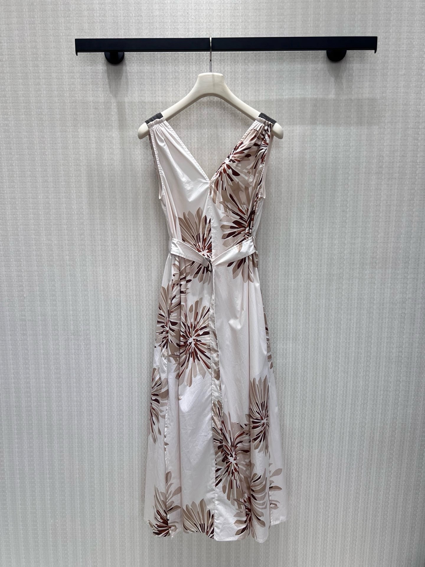 NO:944672,Batch 26 spring and summer new products  bc French style halterneck dress with a low V-neck that outlines soft neck and shoulder lines. The elegant base fabric is smudged with brown-tone fireworks prints, and the freehand colors have a lazy artistic texture. The waist is matched with a belt of the same fabric, which can tuck in the waistline and optimize the body proportions. The drapey skirt is flexible and elegant, and the cotton fabric is breathable and crisp. It is suitable for daily outings and afternoon tea, and can calmly interpret the gentle and gentle temperament of relaxation, lightness and luxury. Ready for sale smL  Actual detailed pictures,,skirts,19860909批 26春夏新品 bc法式氛围感挂脖连衣裙,低V领勾勒柔和颈肩线条,清雅底布晕染棕调烟花印花,写意花色自带慵懒艺术质感.腰间配套同面料腰带,随心收束腰线,优化身材比例.垂顺大摆裙身灵动飘逸,棉质面料透气挺括,日常出游、下午茶穿搭皆适配,从容演绎松弛轻奢的温柔气质.现货出售smL 实拍细节图,,skirts,,Women's clothing