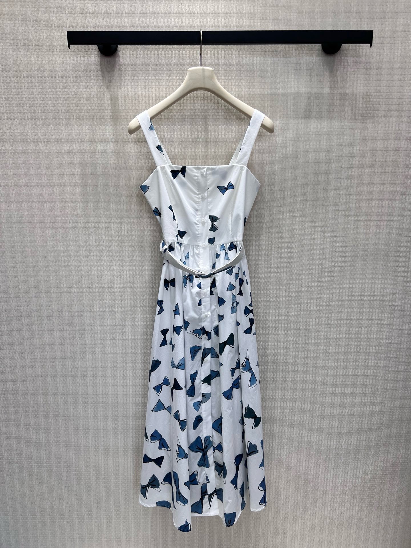 NO:944689,26 spring and summer new style blue bow print suspender dress, clean white background with clear blue pattern, smart and elegant. Straight square collar gently exposes the collarbone, single-breasted placket is retro and exquisite, matching belt cinches the waist, optimizes body proportions. Soft skin-friendly fabric has just the right drape, large A skirt has a sense of elegance when walking, and wide suspenders take into account comfort. It is refreshing to wear alone in summer to reduce age, and it is easy to achieve a relaxed and gentle Korean style. Ready stock smL  Actual detailed pictures,,skirts,1986090926春夏新款 蓝蝴蝶结印花吊带连衣裙,干净白底衬出清透蓝调图案,灵动雅致.平直方领温柔展露锁骨,门襟单排扣复古精致,配套腰带随心收束腰身,优化身材比例.柔软亲肤面料垂感恰到好处,大A裙摆行走间自带飘逸感,宽吊带兼顾舒适度,夏日单穿清爽减龄,轻松拿捏松弛温柔的韩系穿搭格调.现货smL 实拍细节图,,skirts,,Women's clothing