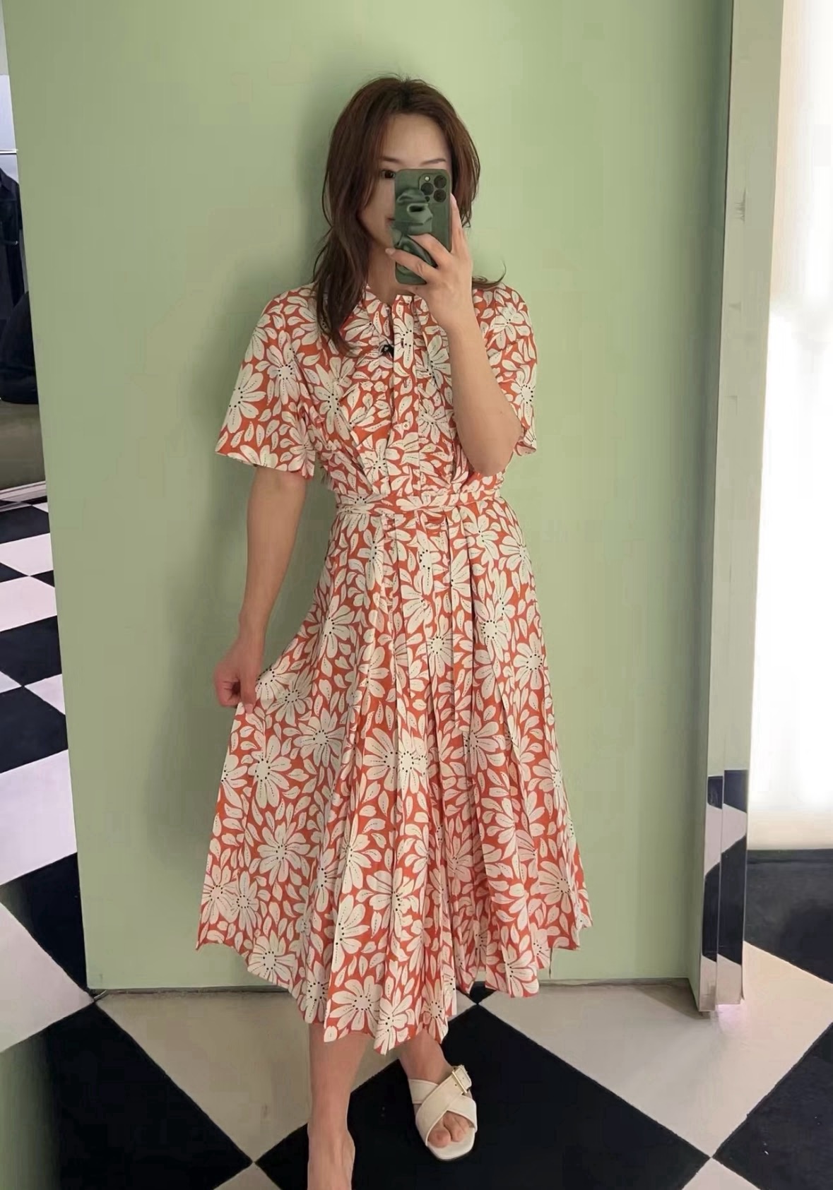NO:944712,26 new spring and summer dresses  Pra**'s retro floral aesthetic gene is based on a warm brick red background, hand-painted daisy prints are spread out at random, and the red and white contrasting colors bring a retro movie texture. The bow tie on the collar + the lotus leaf pleats on the placket are soft and balanced; the drawstring waistbands on both sides can be adjusted to freely outline the waistline.  , the loose body is suitable for all body shapes. The high-hanging smooth texture fabric is selected, and the pleated skirt stretches naturally with every step, blending Italian laziness and elegance. It is unintentionally elegant and can be easily adapted to various scenes. Available in stock smL, prada, skirts,1986090926春夏新品连衣裙 Pra**复古花卉美学基因,以暖调砖红铺陈底色,手绘雏菊印花错落铺展,红白撞色自带复古电影质感.领部蝴蝶结系带+门襟荷叶褶皱,柔飒平衡；双侧可调节抽绳腰头自由勾勒腰线,宽松衣身包容各类身形.甄选高垂顺肌理面料,褶裥裙摆随步履自然舒展,把意式慵懒与优雅糅合,不刻意的奢雅,从容适配多场景穿搭.现货出售smL,,prada,skirts,,Women's clothing