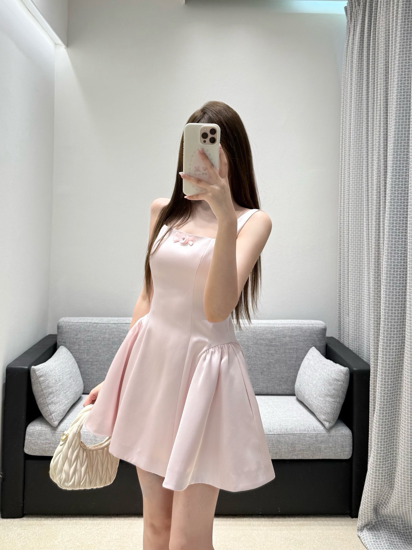 NO:944732,26 new spring and summer dress. Low-saturated soft pink satin suspender skirt, with neat tailoring to balance sweetness and elegance. The square neck design weakens the shoulder line, and the waist and umbrella hem optimize the proportion. The bow on the chest is the finishing detail, which makes the soft texture of satin more advanced. It is gentle and has a sense of distance, which is an effortless exquisite aesthetic. In stock smL,,skirts,1986090926春夏新品 连衣裙 低饱和柔粉缎面吊带裙,以利落剪裁平衡甜与雅.方领设计弱化肩线,收腰伞摆优化比例,胸前蝴蝶结作为点睛细节,让缎面的柔润质感更显高级,温柔又自带距离感,是不费力的精致美学.现货smL,,skirts,,Women's clothing