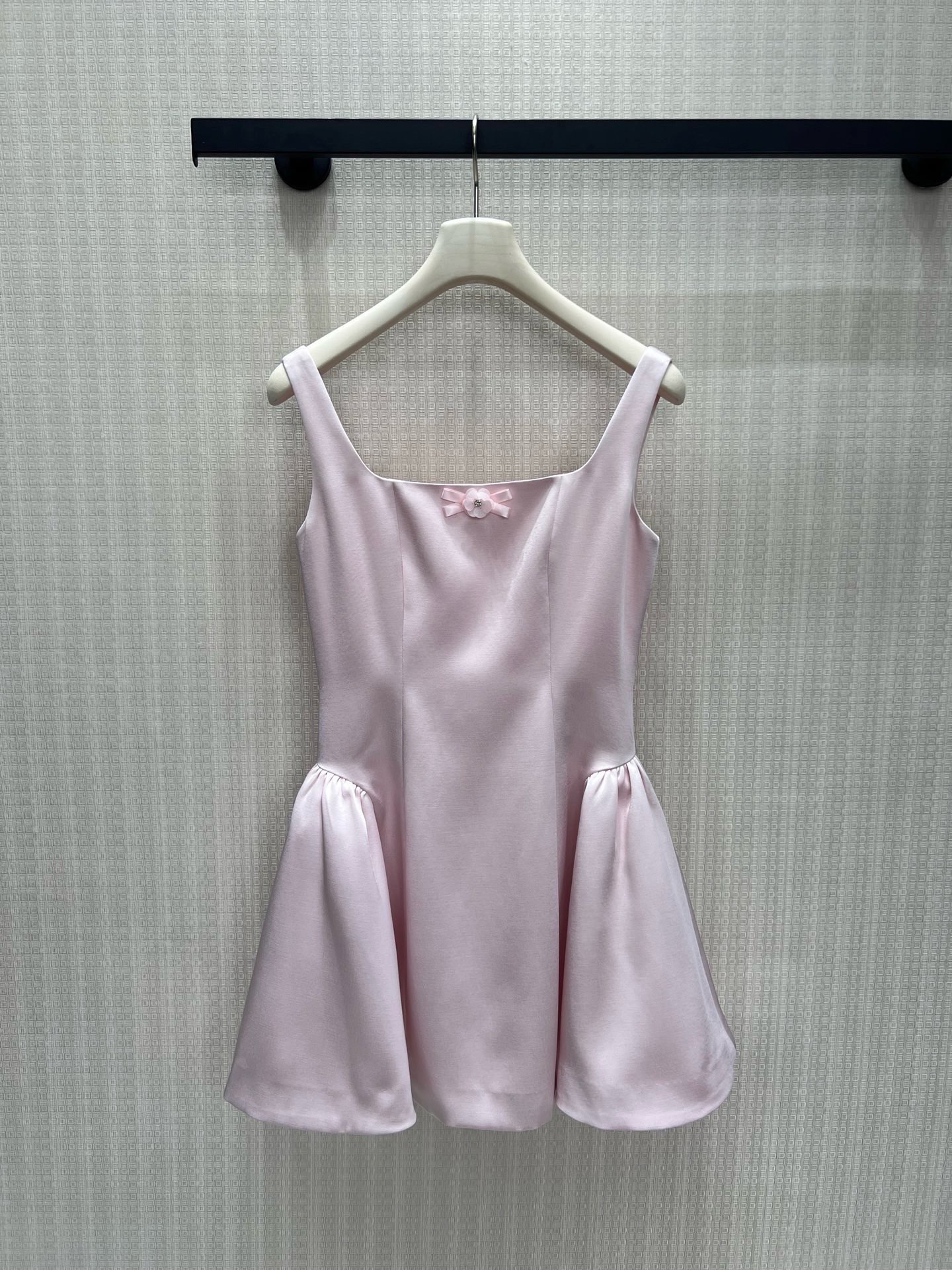 NO:944721,26 new spring and summer dress. Low saturated soft pink satin suspender skirt, with neat tailoring to balance sweetness and elegance. The square neck design weakens the shoulder line, and the waist and umbrella hem optimize the proportion. The bow on the chest is the finishing detail, which makes the soft texture of the satin more advanced. It is gentle and has a sense of distance, which is an effortless exquisite aesthetic. Ready-made sml real shot details,,skirts,1986090926春夏新品 连衣裙 低饱和柔粉缎面吊带裙,以利落剪裁平衡甜与雅.方领设计弱化肩线,收腰伞摆优化比例,胸前蝴蝶结作为点睛细节,让缎面的柔润质感更显高级,温柔又自带距离感,是不费力的精致美学.现货smL 实拍细节图,,skirts,,Women's clothing