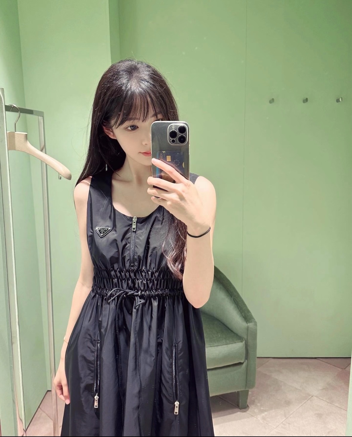 프라다 리사이클 나일론 하프 지퍼 V넥 원피스 상세 이미지 7