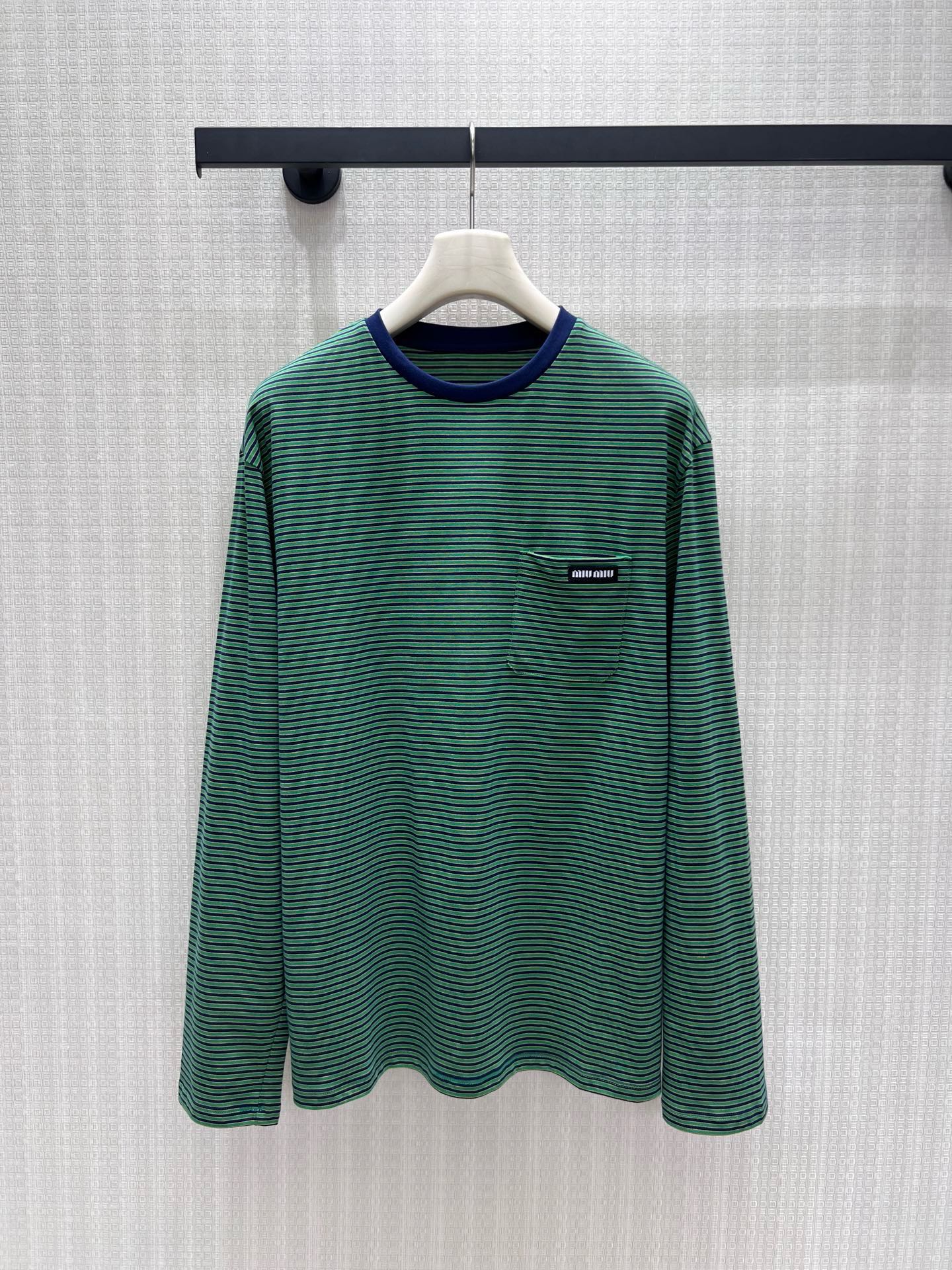 NO:944623,26 spring and summer new product Miu-** retro green striped long sleeves, contrasting navy round neck with soft layers, and fine horizontal stripes with a retro college atmosphere. The soft and skin-friendly cotton material is selected, breathable and comfortable, and the loose shoulder cut accommodates various body shapes. The small chest pocket is embellished with a brand woven label, which is low-key, refined and unobtrusive. Wear it alone to reduce age, and wear it with a suit vest.  Actual detailed pictures,,miumiu,business suit,1986090926春夏新品 Miu-**复古绿调条纹长袖,撞色藏青圆领层次柔和,细密横条纹自带复古学院氛围.甄选软糯亲肤棉料,透气舒适,宽松落肩剪裁包容各种身形.胸前小口袋缀品牌织标,低调精致不张扬.单穿清爽减龄,外搭西装马甲氛围感十足,轻松拿捏松弛少女轻奢穿搭.现货36/38/40 实拍细节图,,miumiu,business suit,,Women's clothing
