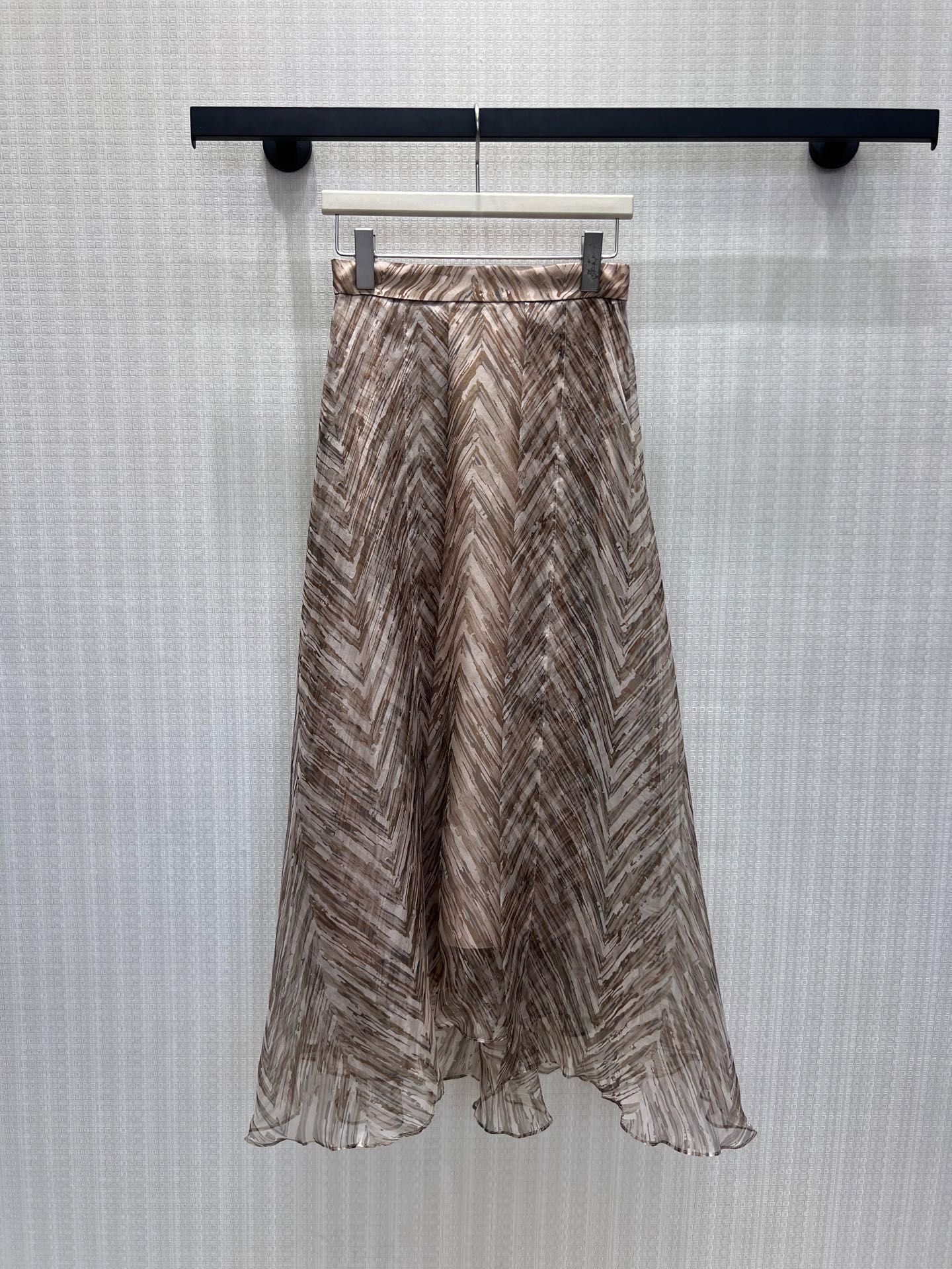 NO:944622,26 Spring and Summer New Products Skirt BC retro brown ink texture has a high-end atmosphere. The light and transparent flowing yarn material is selected, the drape is smart, and the skirt has soft waves when walking. The high-waist tailoring optimizes the waistline, and the wide fishtail version modifies the body shape and cleverly hides the crotch to make you slimmer. The color is warm and calm, suitable for basic tops such as knitted and shirts. It can be used for commuting and dating, and can easily interpret the relaxed and elegant French luxury style. Ready for sale smL  Actual detailed pictures,,skirts,shirts,1986090926春夏新品 半裙 BC复古棕调水墨肌理自带高级氛围感.甄选轻薄通透的飘逸纱料,垂坠灵动,走动间裙摆泛起柔和波浪.高腰剪裁优化腰线,大摆鱼尾版型修饰身形,巧妙藏胯显瘦.配色温润沉稳,适配针织、衬衫等基础上衣,通勤约会皆可,轻松演绎松弛优雅的法式轻奢格调.现货出售smL 实拍细节图,,skirts,shirts,,Women's clothing