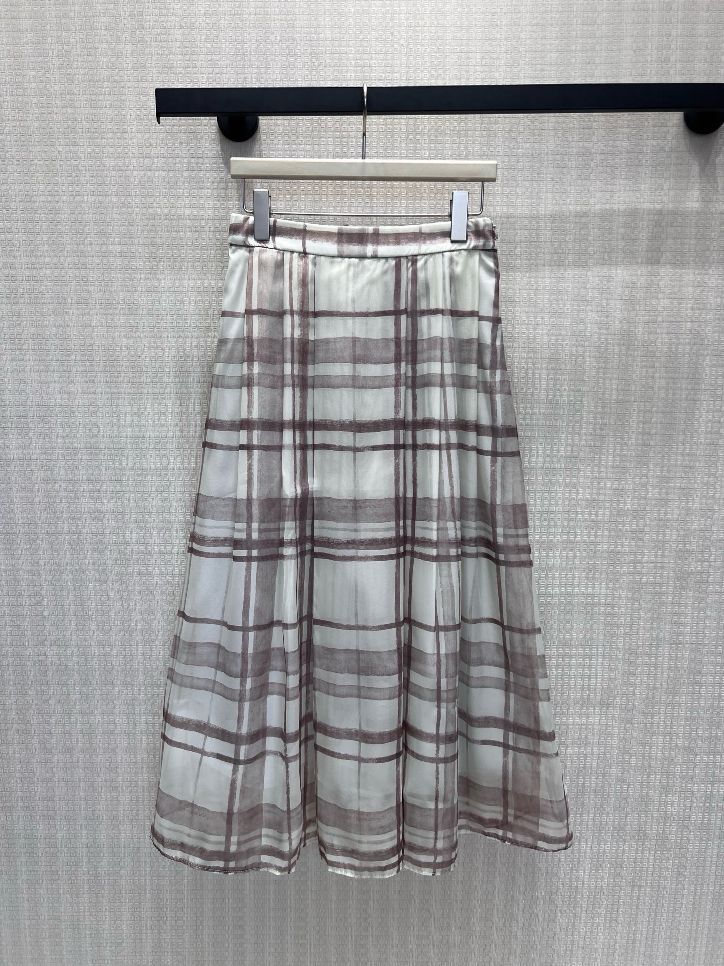 NO:944595,The new spring and summer 26 skirt is made of soft mist brown plaid with an elegant background. The light gauze material diffuses like the soft light of twilight, giving it a hazy texture. The neat pleats support the drape silhouette, creating a gentle arc when walking, and the high-waist cut outlines the waistline. It is suitable for commuting and daily life. When paired with a knitted sweater, it has a relaxed and high-end feel, hiding Italian elegance in every gentle step. Ready for sale smL  Actual detailed pictures,,skirts,1986090926春夏新品半裙 以柔雾棕格纹晕染优雅底色,轻盈纱料如暮色柔光漫开,自带朦胧质感.利落褶裥撑起垂坠廓形,行走间漾开温柔弧度,高腰剪裁勾勒腰线.适配通勤与日常,搭配针织衫便自带松弛高级感,将意大利式优雅藏进每一步轻缓步调里.现货出售smL 实拍细节图,,skirts,,Women's clothing
