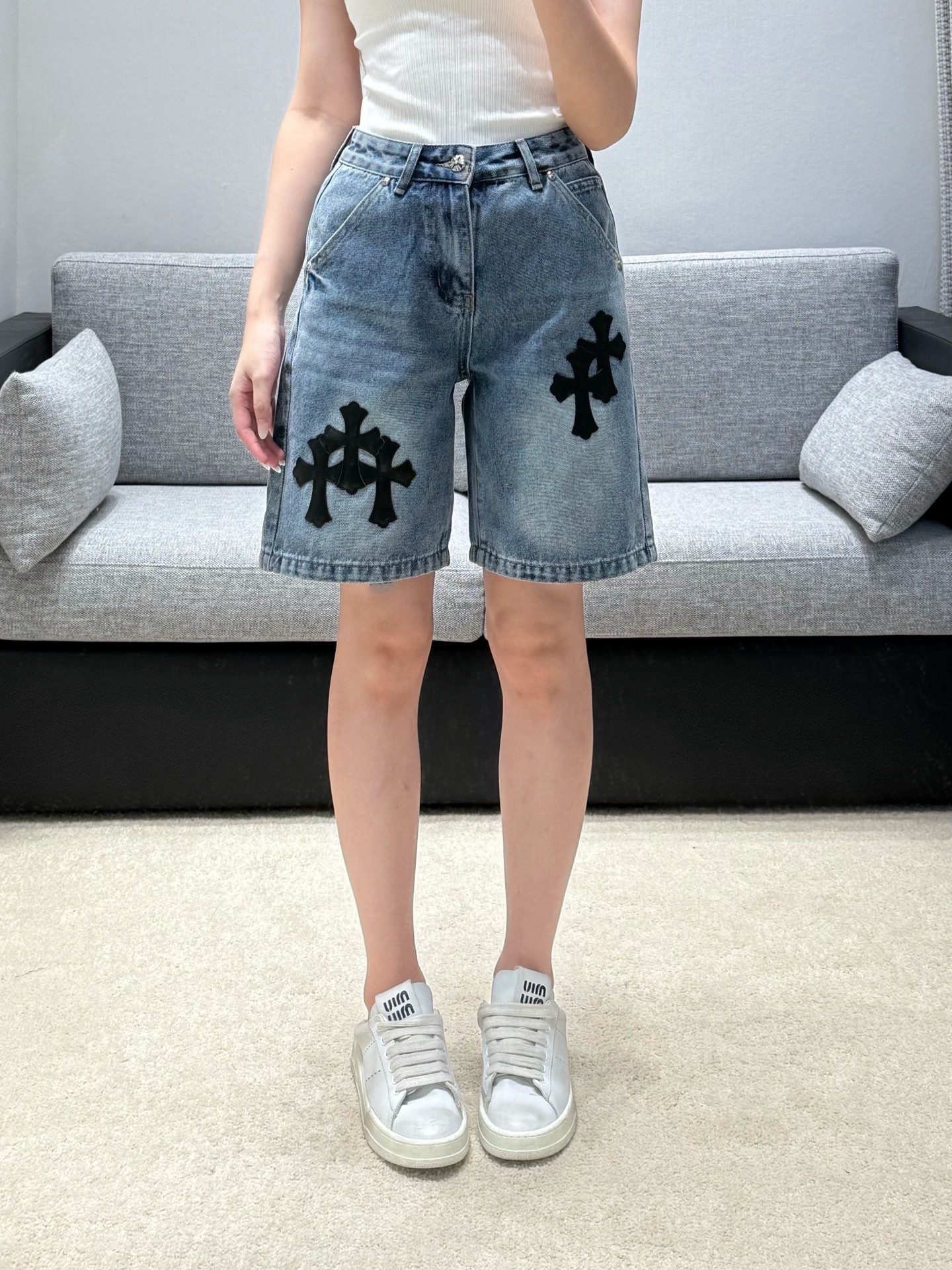 NO:946230,26 spring and summer new arrivals. Washed blue mid-length denim pants. The neat high-waisted version elongates the proportions of the lower body. The loose straight version accommodates various leg shapes. The double-layer leather cross patch is the core of the design. The contrasting colors highlight the unique tonality. The hand-sewn seams are firm and not easy to fall off. The washed and distressed craftsmanship comes with a retro filter. The fabric is moderately soft and not stiff. It is suitable for daily commuting and street production. It is a low-key and memorable niche denim item. Ready in stock sml,,1986090926春夏新品 水洗蓝五分牛仔中裤,利落高腰版型拉长下半身比例,宽松直筒版型包容各类腿型.双层皮质十字架贴布为设计核心,撞色反差凸显独特调性,手工车缝牢固不易脱落.水洗做旧工艺自带复古滤镜,面料软硬适中不僵硬,日常通勤、街头出片都适配,低调又有记忆点的小众牛仔单品.现货smL,,,Women's clothing