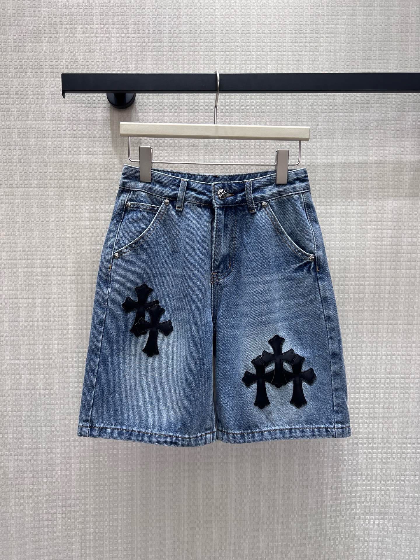 NO:946221,26 spring and summer new product, washed blue denim mid-length pants, with a neat high-waisted version that elongates the lower body proportions, and a loose straight version that accommodates all kinds of leg shapes. The double-layer leather cross patch is the core of the design, and the contrasting colors highlight the unique tonality. The hand-sewn seams are firm and not easy to fall off. The washed and distressed craftsmanship comes with a retro filter, and the fabric is moderately soft and not stiff. It is suitable for daily commuting and street production. It is a low-key and memorable niche denim item. Detailed pictures of the actual photos taken by sml,1986090926春夏新品 水洗蓝五分牛仔中裤,利落高腰版型拉长下半身比例,宽松直筒版型包容各类腿型.双层皮质十字架贴布为设计核心,撞色反差凸显独特调性,手工车缝牢固不易脱落.水洗做旧工艺自带复古滤镜,面料软硬适中不僵硬,日常通勤、街头出片都适配,低调又有记忆点的小众牛仔单品.现货smL实拍细节图,,,Women's clothing