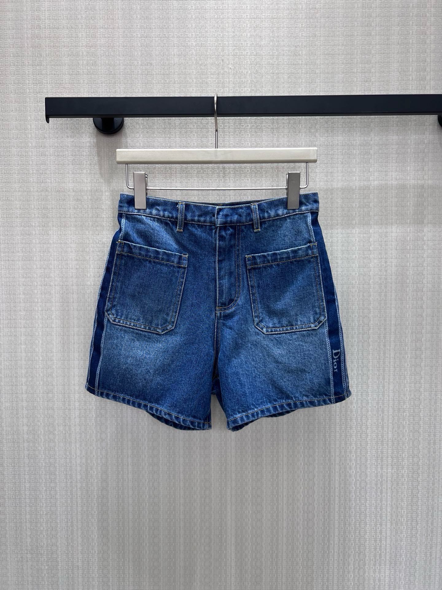 NO:946203,Batch 26 new spring and summer shorts Dio use water-washing technology to recreate the texture of time. The brand logo on the side line is like a silent footnote, not noisy, but makes every inch of tailoring full of restrained elegance. Clean straight lines, front pocket workwear details, find the perfect balance between relaxation and sophistication. No need to deliberately match, it is enough to support the high-end relaxation throughout the summer. Ready for sale sml real shot details,, dior, shorts,19860909批 26春夏新品短裤 Dio 以水洗工艺复刻时光肌理.侧线的品牌标识如无声的注脚,不喧哗,却让每一寸剪裁都写满克制的贵气.利落直筒线条,前袋工装细节,在松弛与精致间找到完美平衡. 无需刻意搭配,已足够撑起整个夏天的高级松弛感.现货出售smL 实拍细节图,,dior,shorts,,Women's clothing