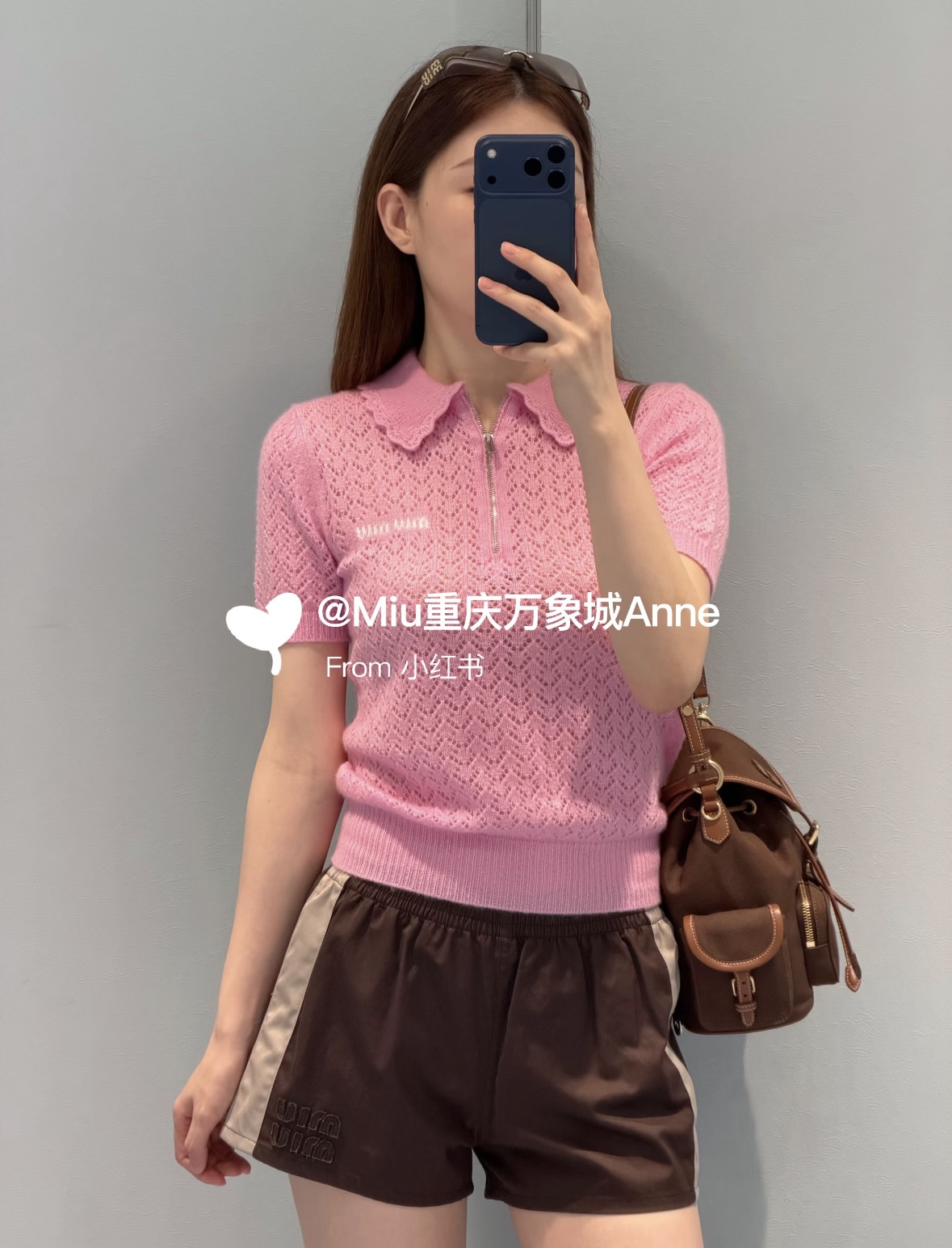 NO:946213,26 early autumn new products  miu** sweet and tender peach pink is gentle and healing, the wavy lace doll collar has a girlish spirit, and the half-open zipper design is casual and smart. The hollow knitted texture of the whole body is breathable and light, making it refreshing and not stuffy to wear in summer. The low-key brand embroidery on the chest enhances sophistication, and the slim and short version is elegant  The proportions of the body are adjusted to make the figure slender and soft. It is suitable for matching with skirts and jeans. It has a sweet college atmosphere and can easily create a gentle and rich outfit. In stock 36/38/40, miumiu, skirts, jeans,1986090926早秋新品 miu**甜嫩蜜桃粉温柔治愈,波浪花边娃娃领自带少女灵气,半开拉链设计随性灵动.全身镂空针织肌理透气轻盈,夏日穿着清爽不闷.胸口低调品牌刺绣提升精致度,修身短版型优化身材比例,衬得身形纤细柔和.搭配半裙、牛仔裤皆适配,清甜学院氛围感拉满,轻松打造温柔富家千金穿搭.现货36/38/40,,miumiu,skirts,jeans,,Women's clothing