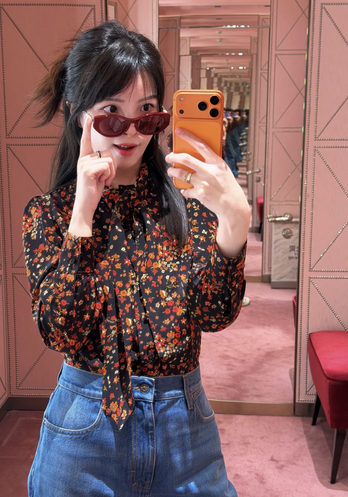 NO:947639,26th Early Autumn New Product Silk shirt has a soft and high-end texture, a black background with retro red and brown floral prints all over, and a strong retro atmosphere. The bow ribbon at the neck can be tied freely to outline elegant lines casually, and the micro-puff sleeves modify the shoulder line. The drape tailoring fits the body shape without being tight, the retro color is versatile and durable, and it has a gentle atmosphere when worn alone. It is suitable for commuting and dating with a suit skirt. Ready in stock smL, skirts, shirts, business suit, real silk,1986090926早秋新品 真丝衬衫 自带柔光高级质感,黑底复古红棕碎花满印,自带浓郁复古氛围感.领口蝴蝶结飘带可自由系结,随性勾勒优雅线条,微泡袖修饰肩线.垂坠剪裁贴合身形不紧绷,复古色调百搭耐看,单穿温柔氛围感十足,搭配西装半裙适配通勤、约会多种场合.现货smL,,skirts,shirts,business suit,real silk,,Women's clothing