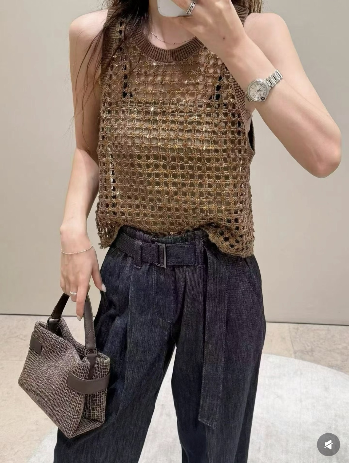 NO:947621,New product for early autumn 26. Coffee tone intertwined fine sequined vest. The whole mesh hollow weaving has a transparent texture and low-key reflection of fine luster. The round neck sleeveless cut neatly lines the shoulders and neck, and comes with an inner lining to avoid being exposed. The simple and loose version accommodates the body shape. It has a light and luxurious atmosphere when worn alone. It has rich layers when layered with suits and windbreakers. Relaxed old-money style items are suitable for commuting and vacationing. High-end non-colliding items are in stock sml, business suit,1986090926早秋新品 咖调交织细闪亮片背心 整片网格镂空编织极具通透肌理感,低调折射细碎光泽.圆领无袖剪裁利落衬肩颈线条,自带内搭衬底避免走光.简约宽松版型包容身形,单穿自带轻奢氛围感,叠搭西装、风衣层次丰富.松弛老钱风单品,适配通勤、度假多种场景,高级不撞款现货smL,,business suit,,Women's clothing